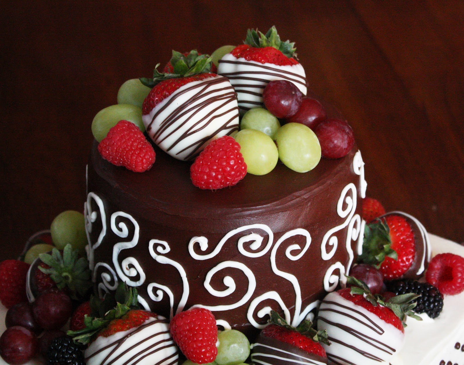 Birthday Cake Wallpaper Free Download - Happy Birthday Chocolate Cake With Strawberries , HD Wallpaper & Backgrounds