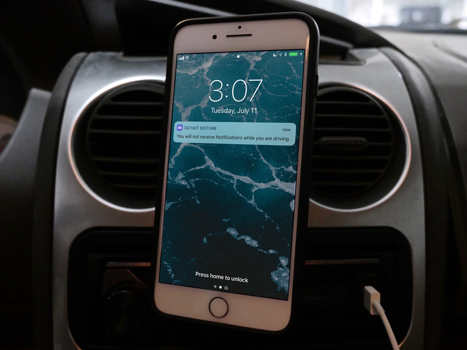 An Iphone Is Shown Attached To A Car Mount - Iphone Ringing In Car , HD Wallpaper & Backgrounds