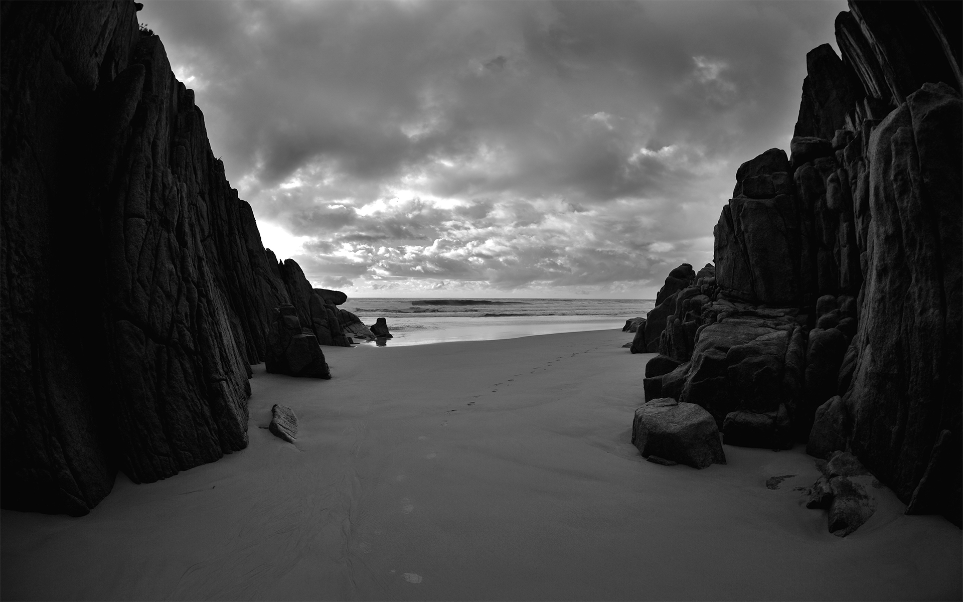 Black And White Beach Wallpaper - Black And White Wallpaper Beach , HD Wallpaper & Backgrounds