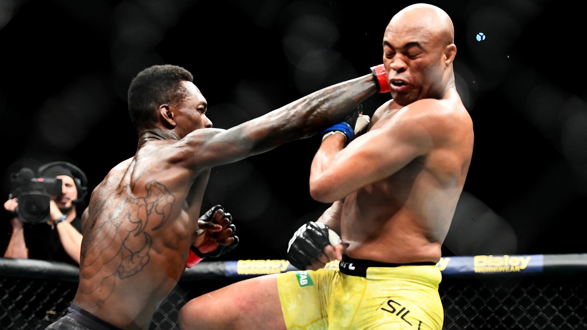 Israel Adesanya Lands A Blow To The Head Of Anderson - Israel Adesanya Vs Anderson Silva , HD Wallpaper & Backgrounds