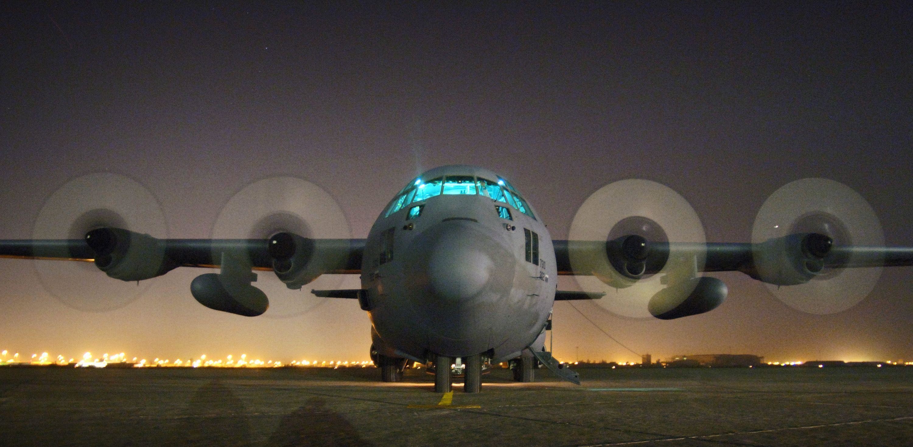 C-130 Hercules Wallpaper - C 130 At Night , HD Wallpaper & Backgrounds