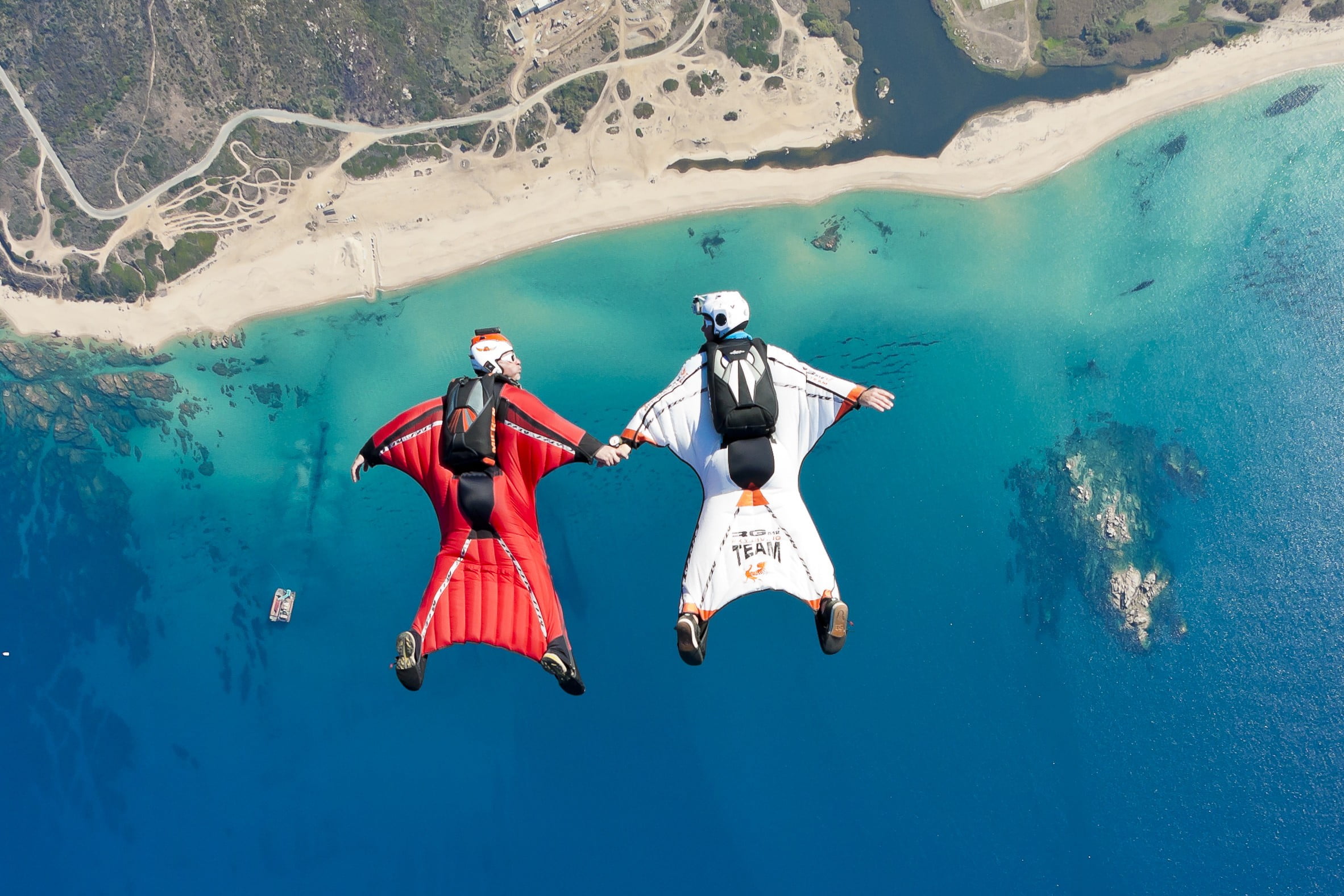Black And White Helmets, Skydiving, Skydiver, Beach, - Wingsuit Flying , HD Wallpaper & Backgrounds