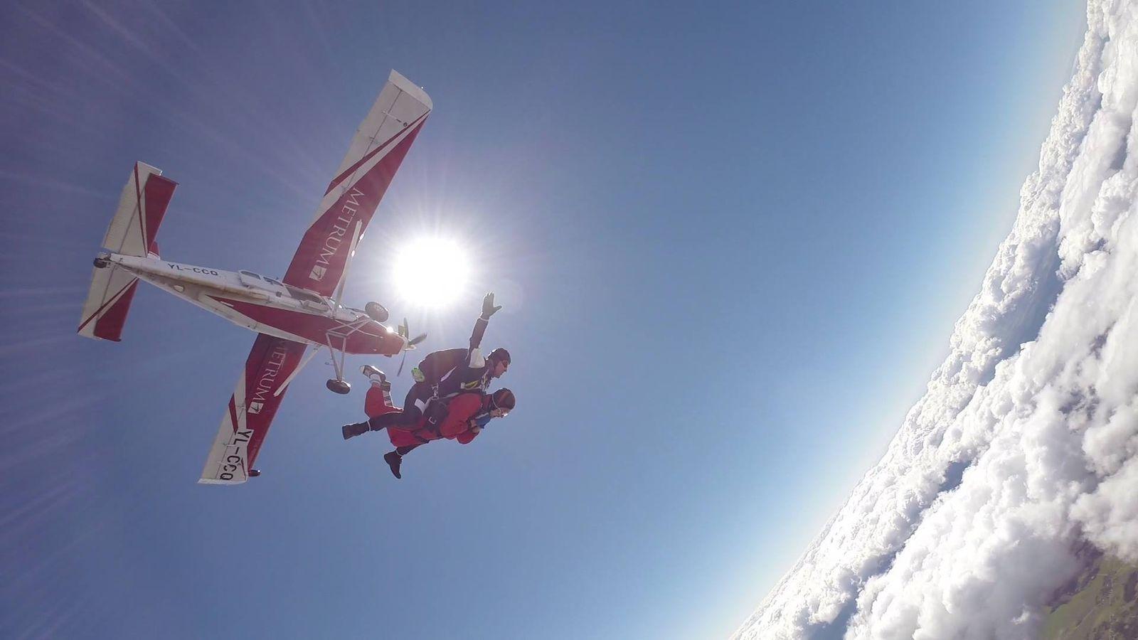 Tandem Skydiving With A Parachute - Skydiving Estonia , HD Wallpaper & Backgrounds