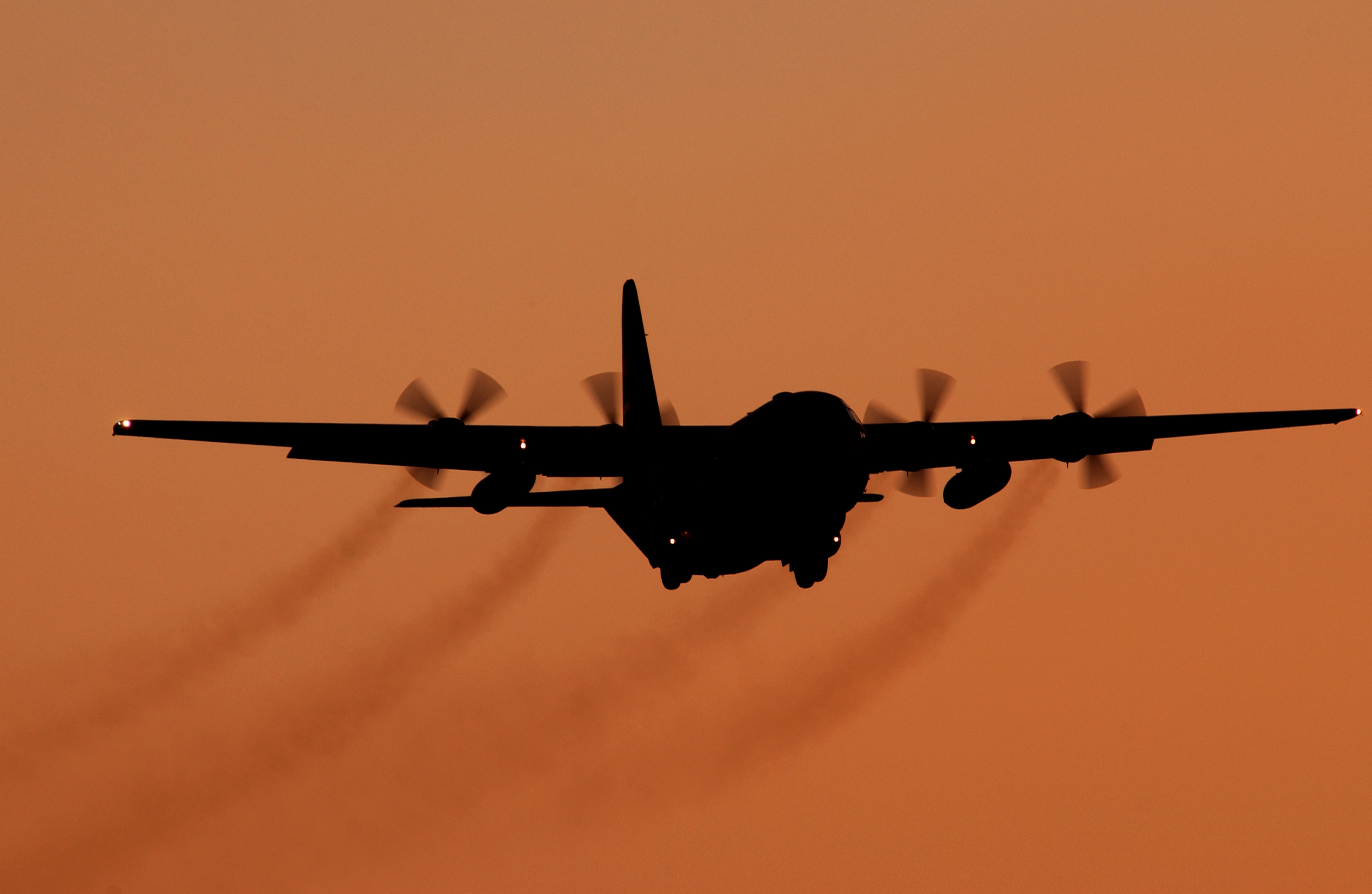 Lockheed C-130 Hercules Wallpaper - Flying Bison The Herc C-130 , HD Wallpaper & Backgrounds