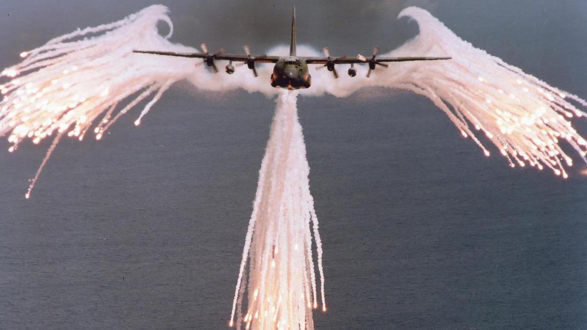 C-130 Hercules Releases Flares Wallpaper - Us Angel Of Death , HD Wallpaper & Backgrounds