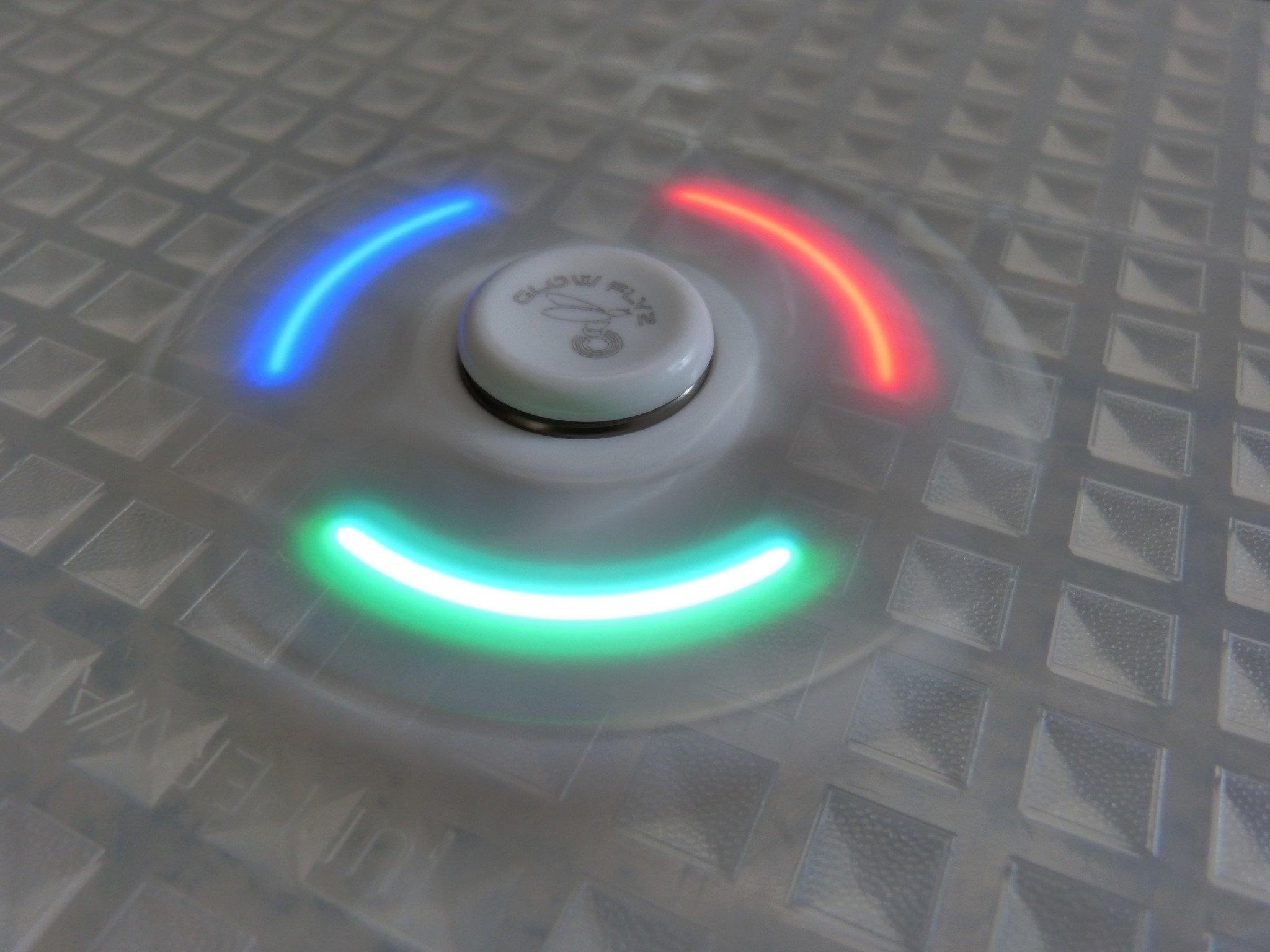 Glow Flyz Spectrum Tri Fidget Spinner With Clickable, - Free Fidget Spinner , HD Wallpaper & Backgrounds
