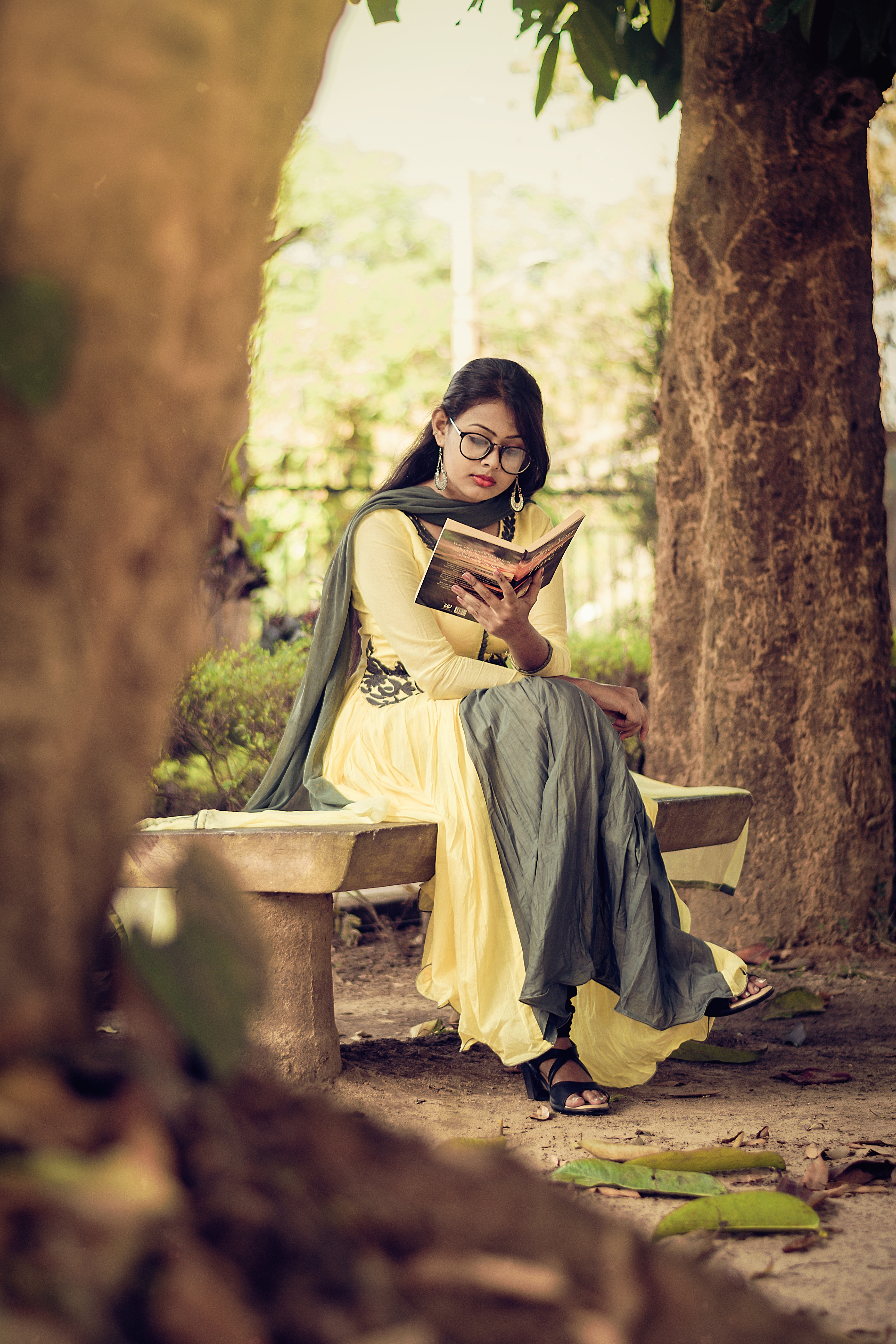 Joy Deb - Indian Girl Reading Book , HD Wallpaper & Backgrounds