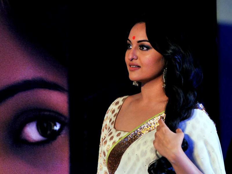 Indian Bollywood Actress Sonakshi Sinha Looks On During - Xnxx Sonakshi Sinha , HD Wallpaper & Backgrounds