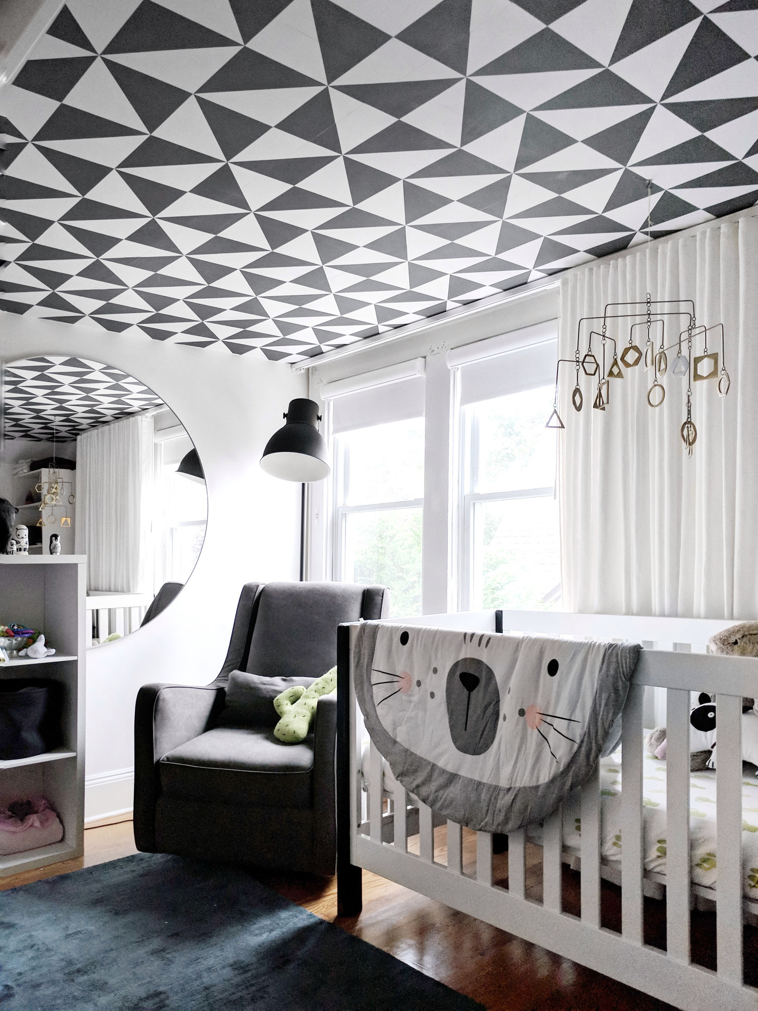 Designer Crystal Sinclair Used Graphic Wallpaper By - Living Room Wallpaper Ceiling , HD Wallpaper & Backgrounds