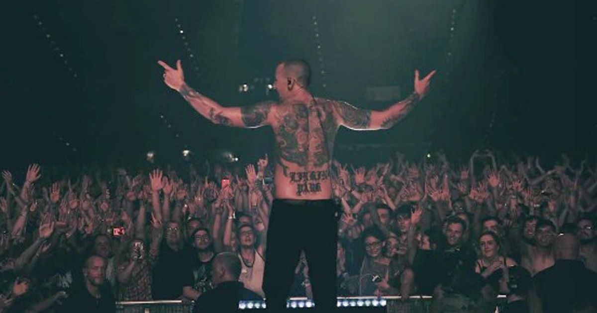 Tragic Linkin Park Rocker Chester Bennington S Final - Chester Bennington Last Concert , HD Wallpaper & Backgrounds