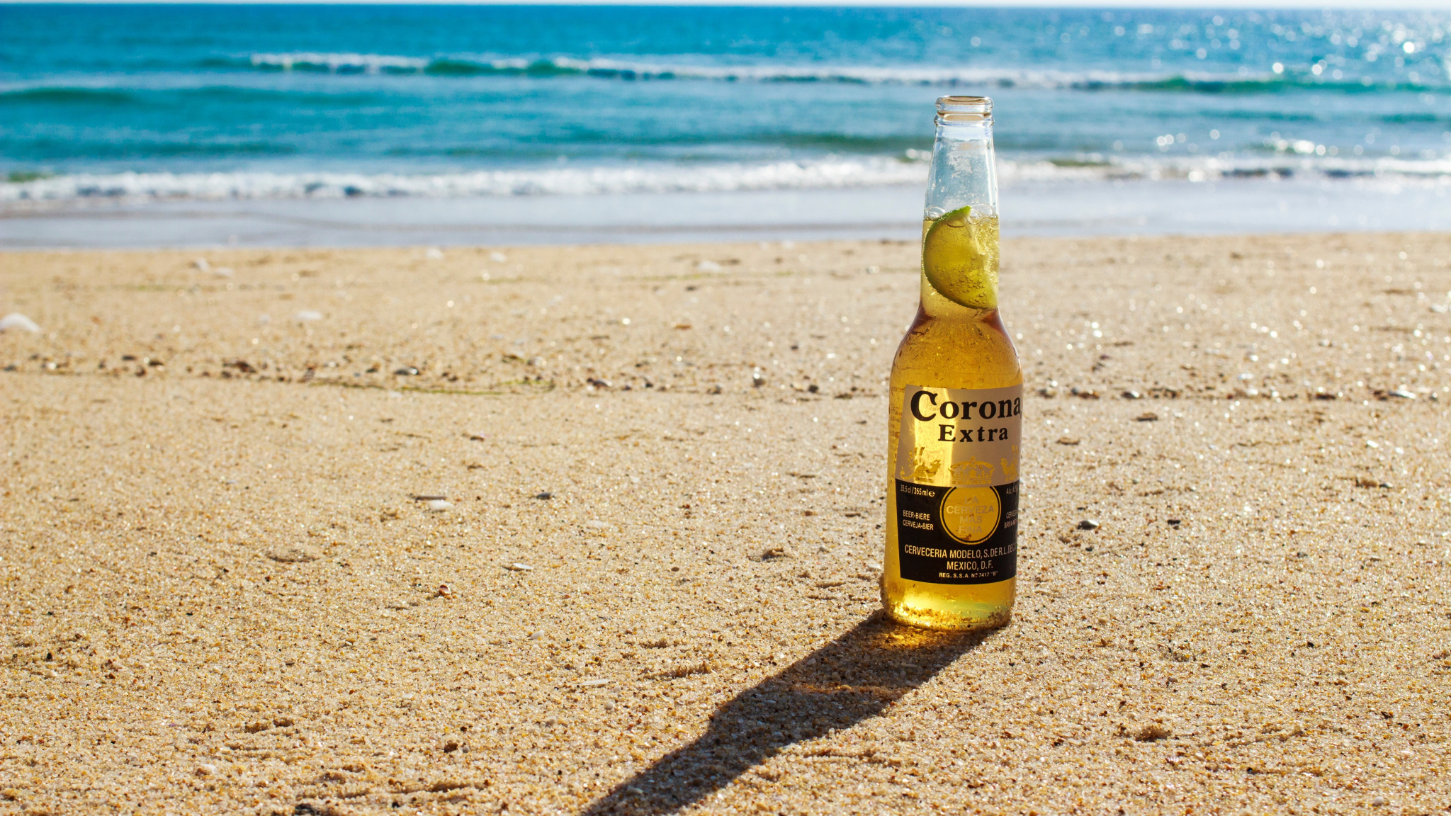 Wallpaper Corona Extra Beer Bottle At Beach - Beer By The Sea , HD Wallpaper & Backgrounds