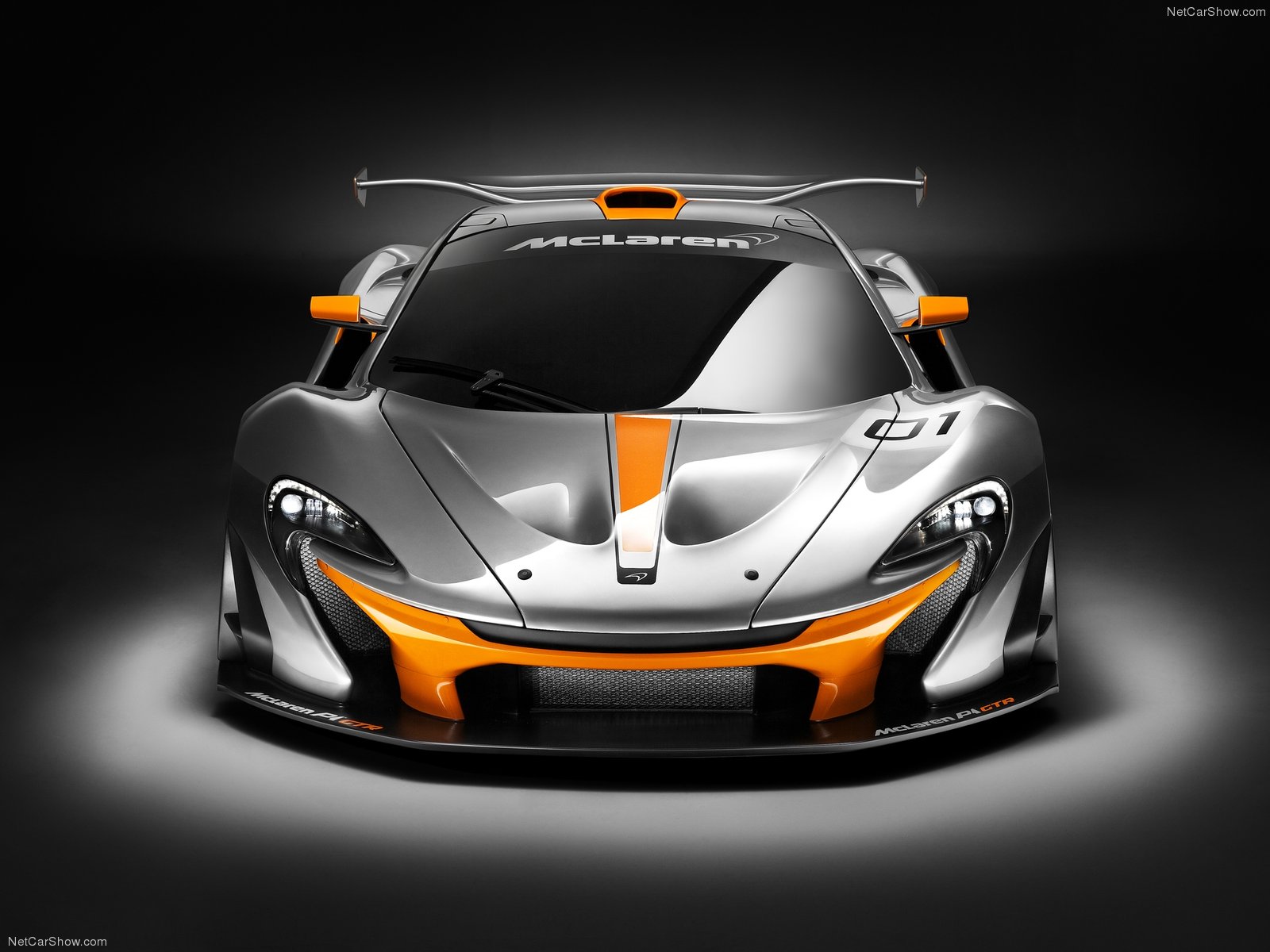 Kereta Sport Kertas Dinding With A Sports Car And An - Mc Mclaren P1 Gtr , HD Wallpaper & Backgrounds