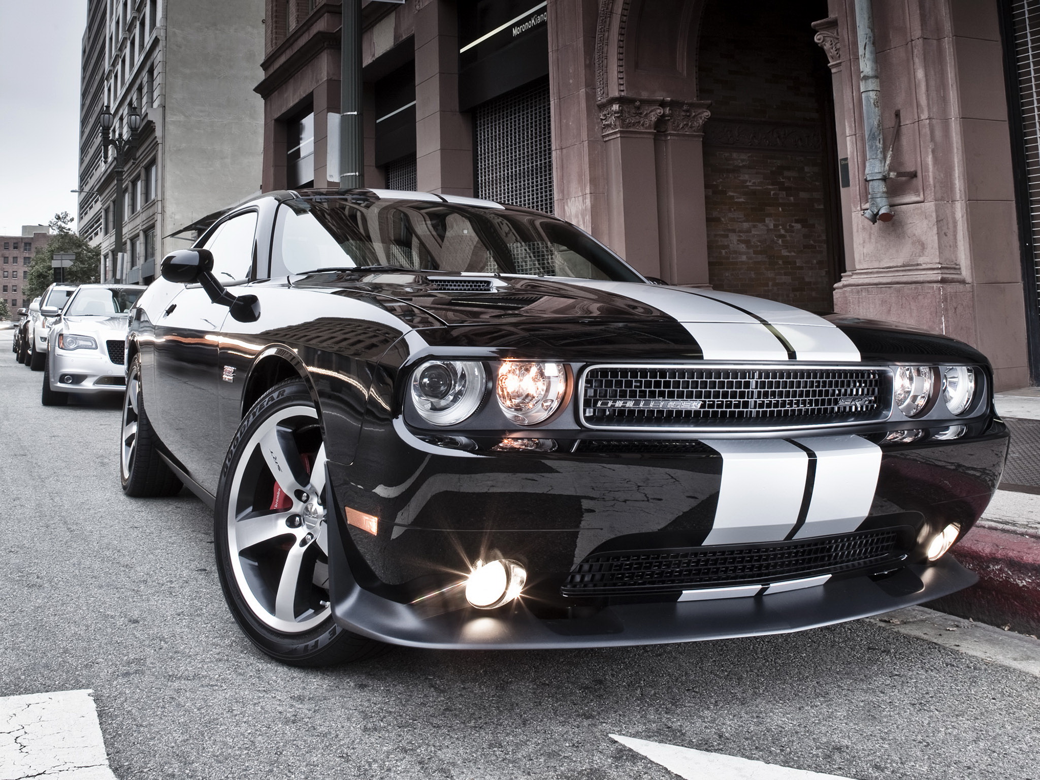 Trending Car Wallpapers Dodge Cars - Dodge Challenger Srt8 V8 , HD Wallpaper & Backgrounds