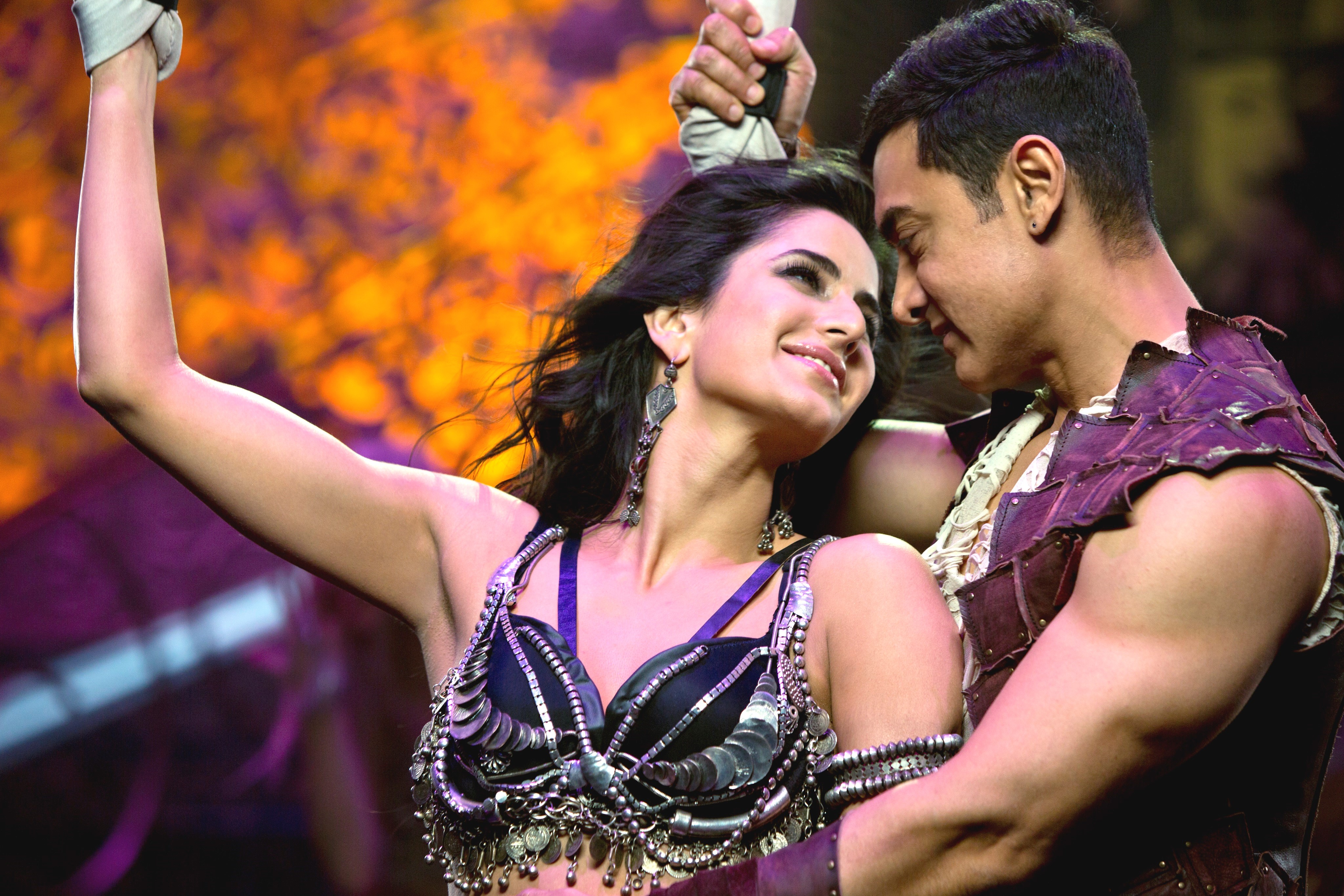 Katrina Kaif And Aamir Khan In Dhoom 3 Songs Wallpaper - Dhoom 3 Aamir Khan And Katrina , HD Wallpaper & Backgrounds