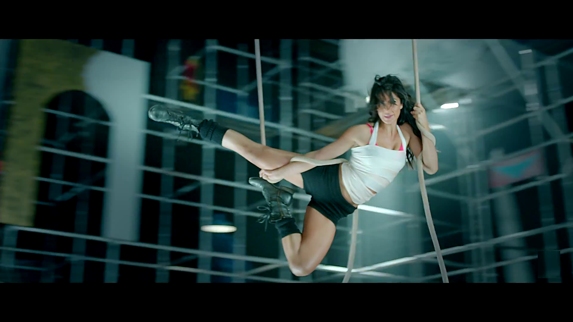 2847 Download 4968 Views Katrina Kaif Doing Stunt In - Katrina Kaif Songs , HD Wallpaper & Backgrounds