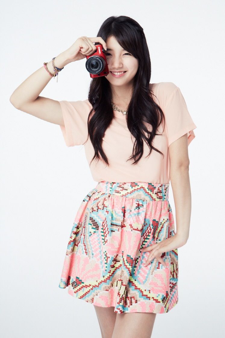 Latest Kpop Wallpaper - Bae Suzy With Camera , HD Wallpaper & Backgrounds