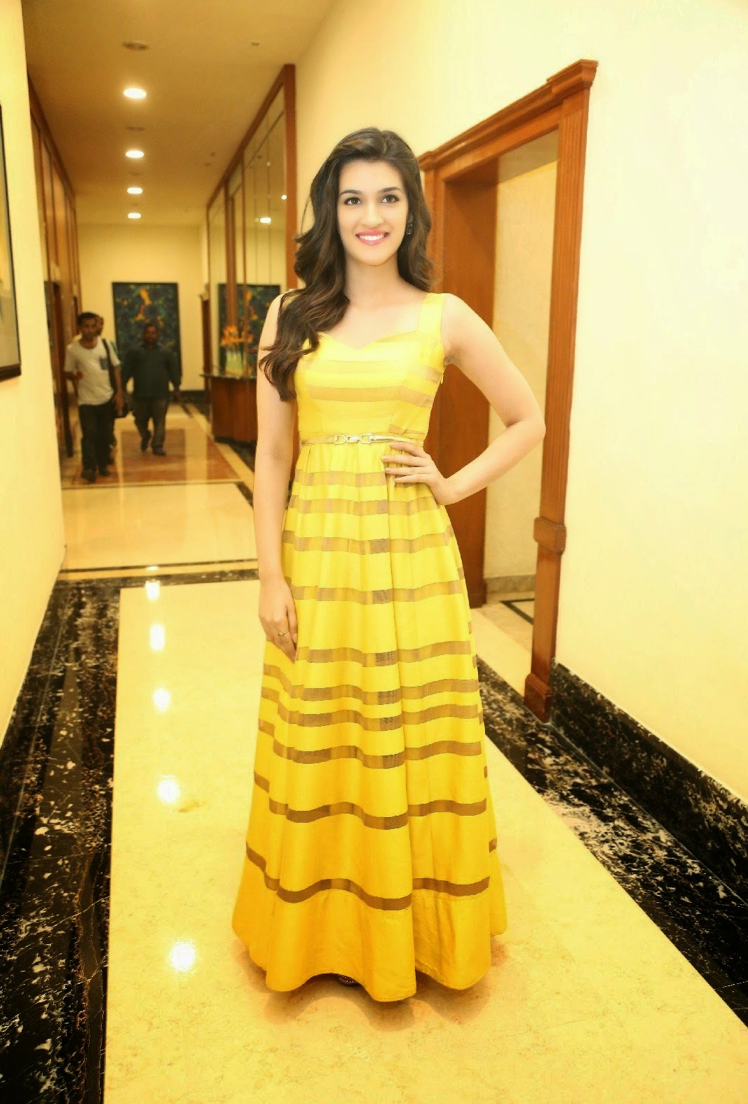 Kriti Sanon Latest Hd Wallpapers Pics For Desktop Images - Kriti Sanon Full Screen Hd , HD Wallpaper & Backgrounds