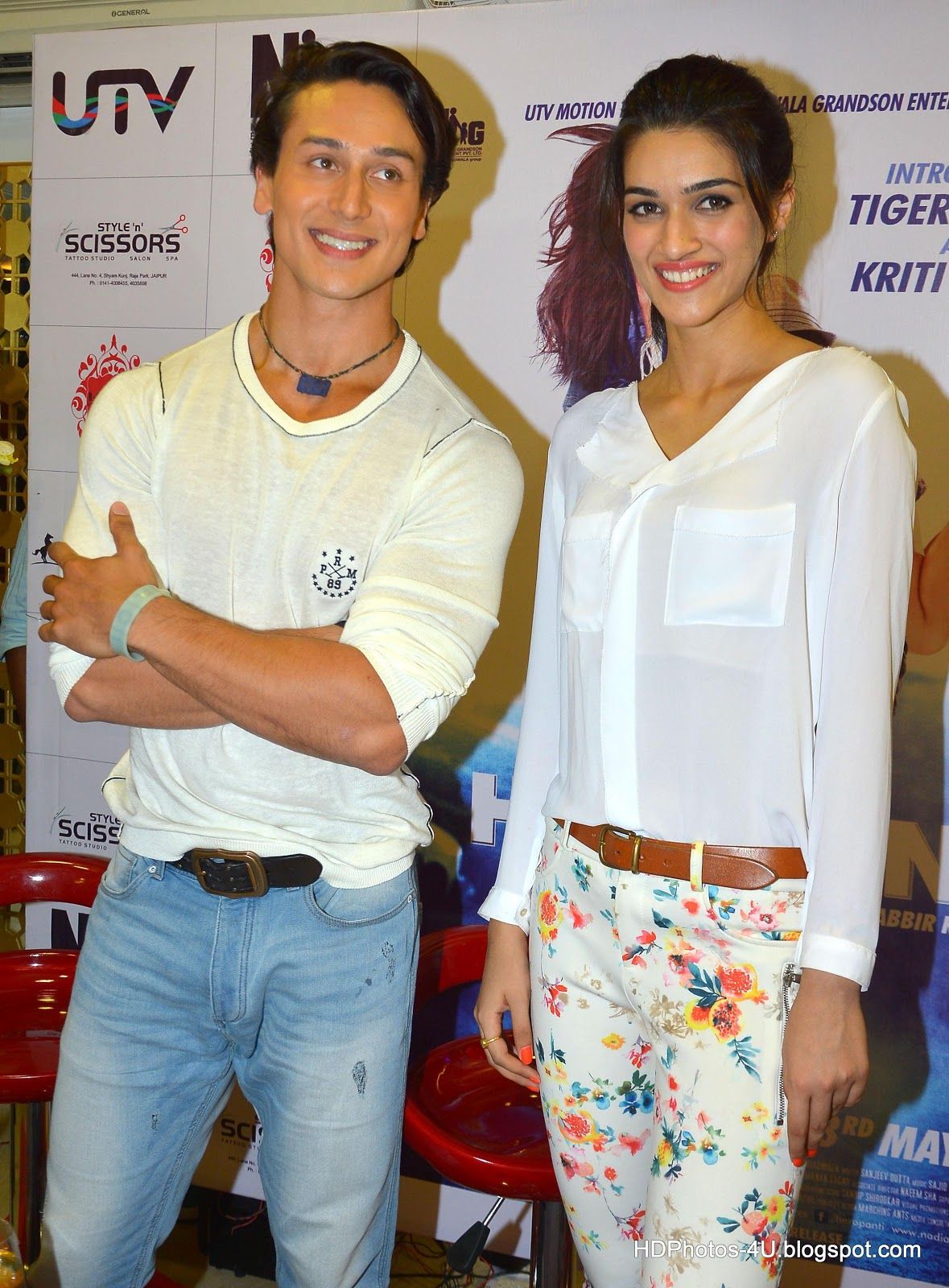 Heropanti & Dilwale Actress Kriti Sanon Hot & Sexy - Kriti Sanon With Tiger Shroff , HD Wallpaper & Backgrounds