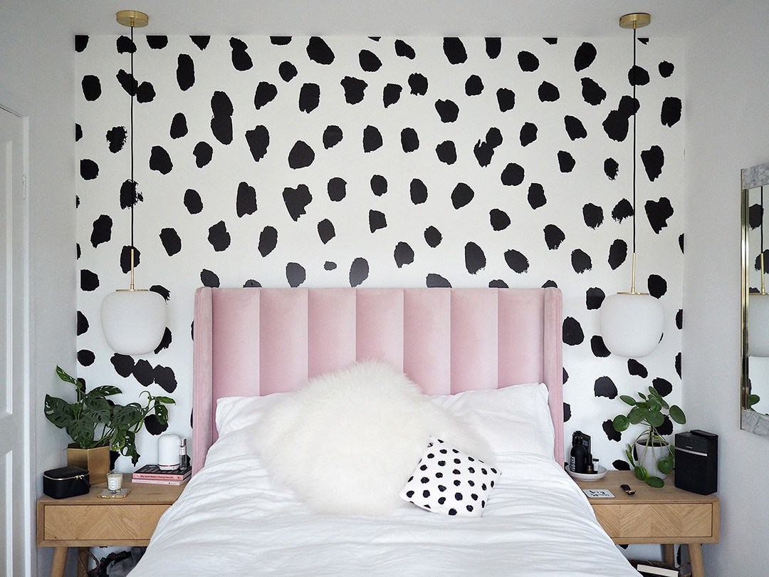 Dalmatian Print Pink Parlour Bedroom Makeover - Black And White Dalmatian Print , HD Wallpaper & Backgrounds