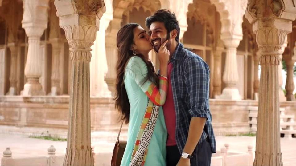 Kriti Sanon And Kartik Aaryan In Luka Chuppi - Main Dekhu Teri Photo Lyrics , HD Wallpaper & Backgrounds