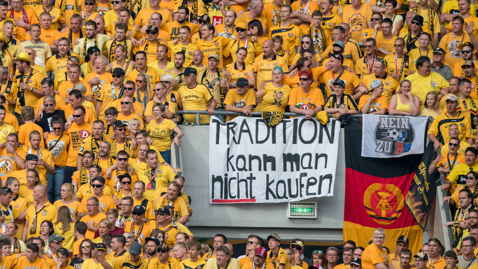 Dresden Fined After Fans Throw Bull's Head Against - Dynamo Dresden Fans , HD Wallpaper & Backgrounds