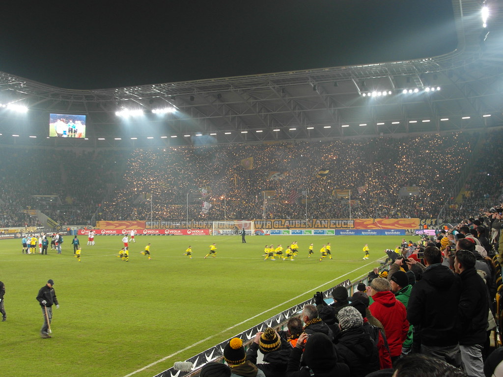 13 Sg Dynamo Dresden Vs - Soccer-specific Stadium , HD Wallpaper & Backgrounds
