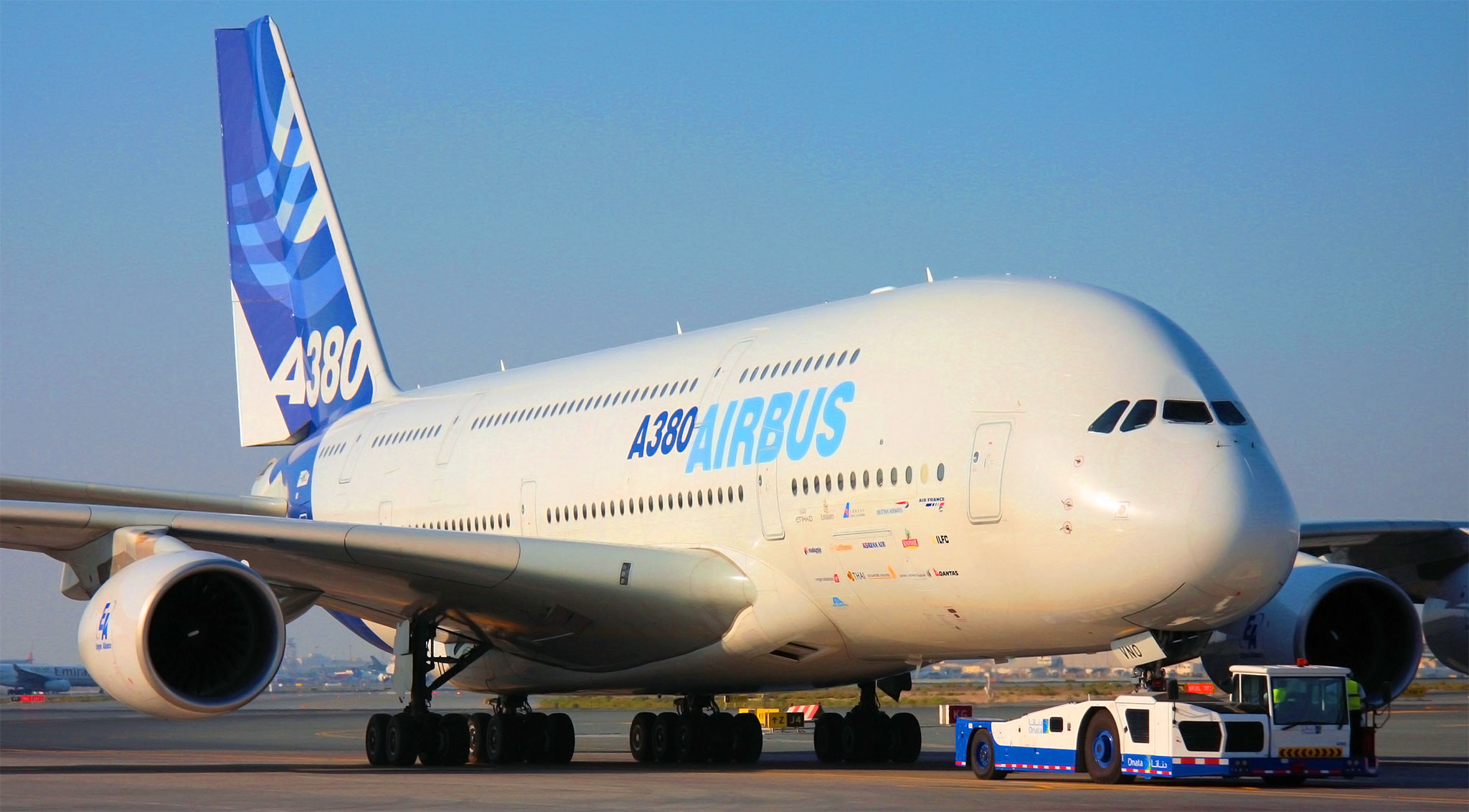 Hq Airbus A380 Wallpapers - Biggest Air Bus In The World , HD Wallpaper & Backgrounds