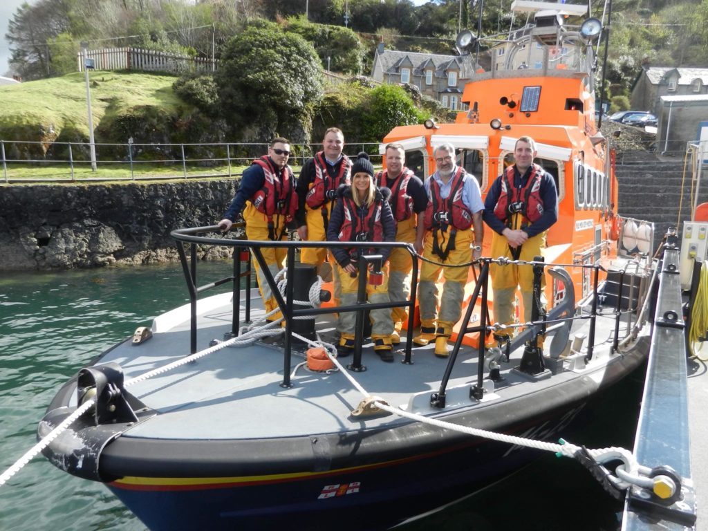 Tv Celebrity Amanda Holden Joins Oban Lifeboat Crew - Skiff , HD Wallpaper & Backgrounds