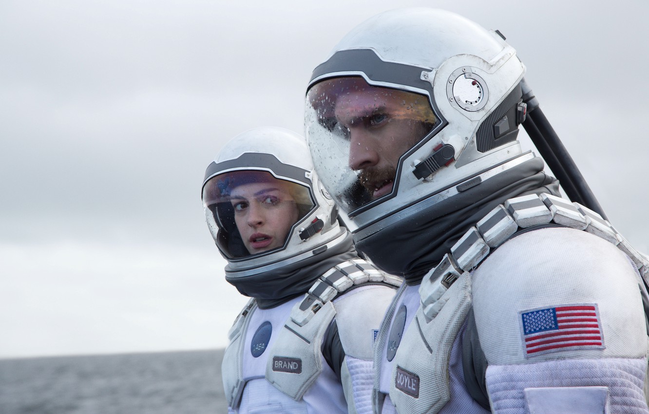 Photo Wallpaper Space, The Suit, The Astronauts, Anne - Interstellar 7 Years Per Hour , HD Wallpaper & Backgrounds