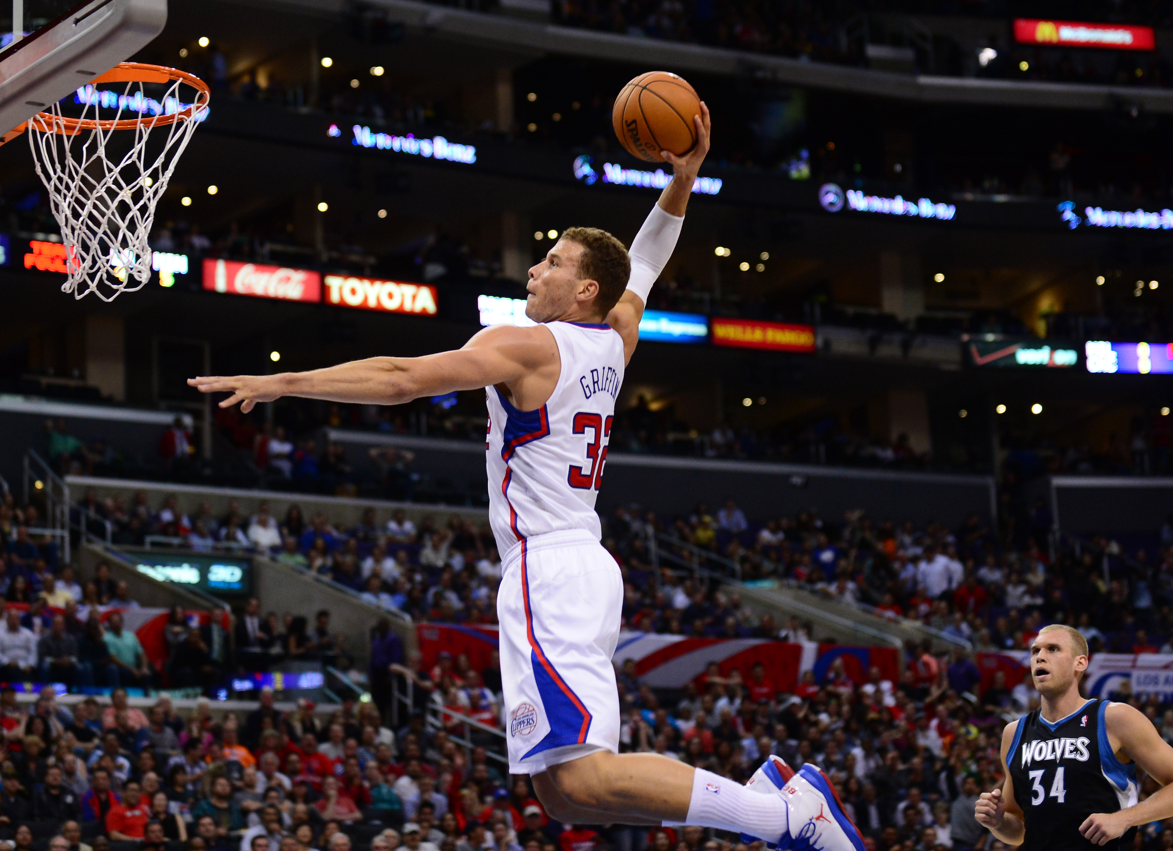 Blake Griffin Dunk Wallpaper - Blake Griffin Wallpaper Iphone , HD Wallpaper & Backgrounds