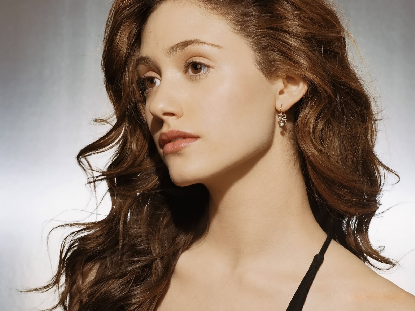 Emmy Rossum - Curly Haired Brunette Actress , HD Wallpaper & Backgrounds
