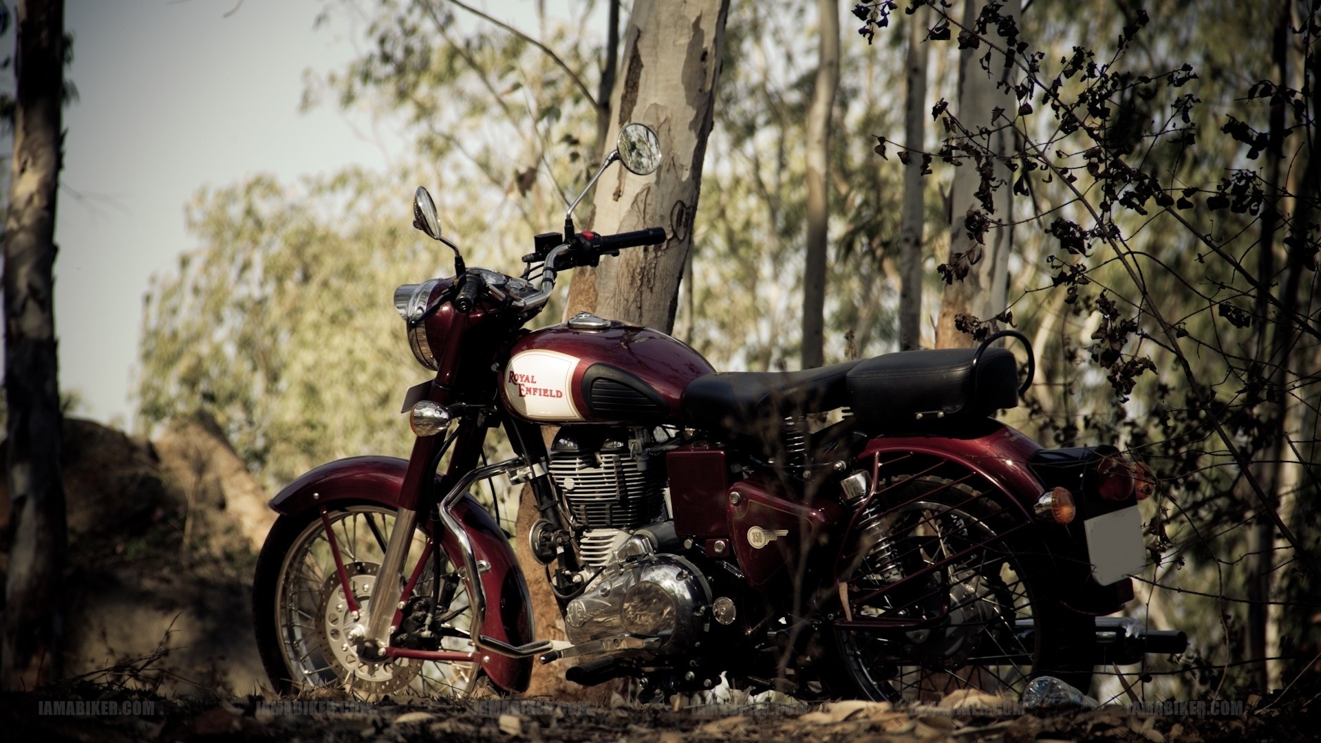 Re Classic 350 Wallpapers - Royal Enfield Classic 350 Maroon , HD Wallpaper & Backgrounds