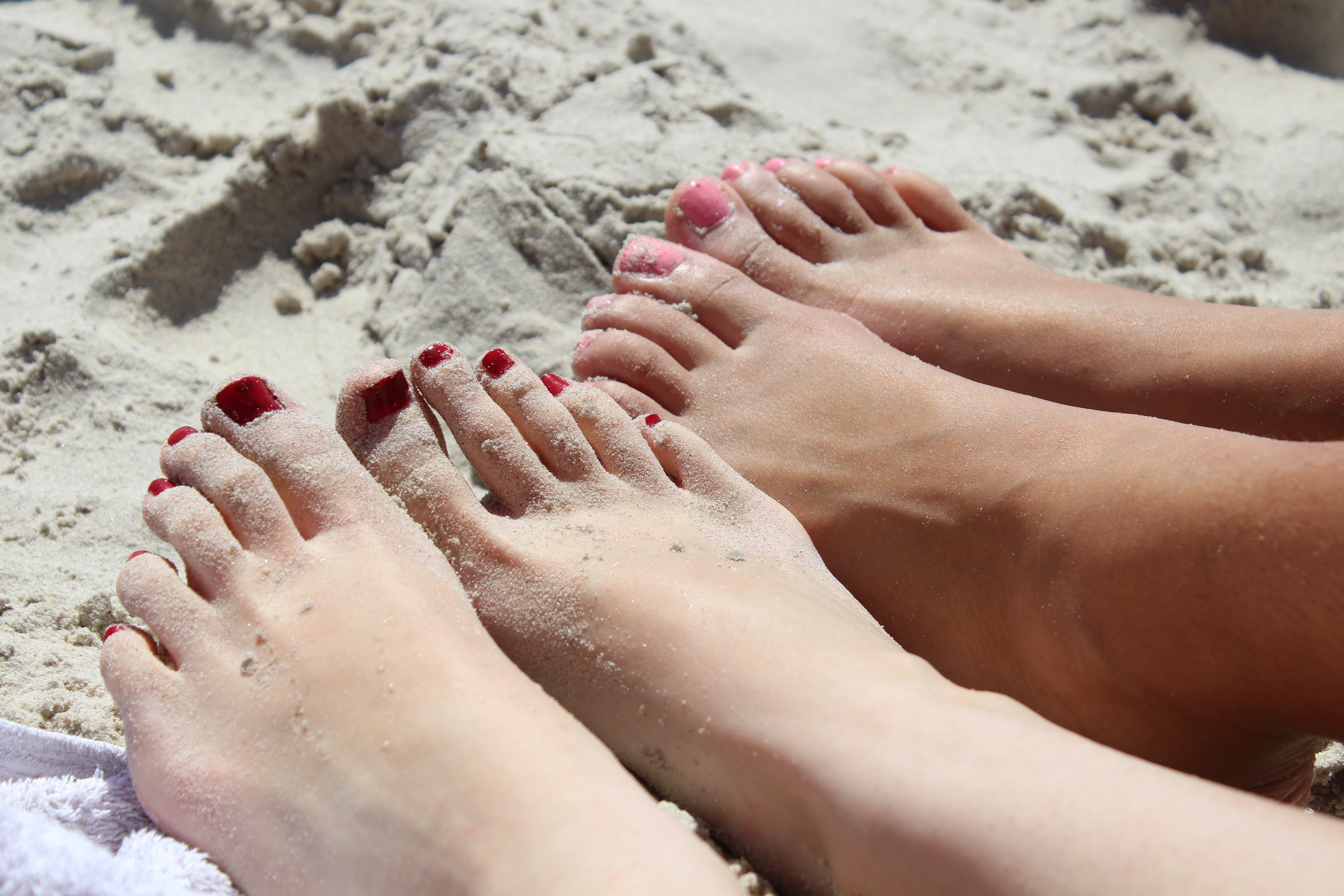 Feet, Girl, Nail Varnish, Ten, Pink, Red, Beach, Barefoot - Feet Beach , HD Wallpaper & Backgrounds