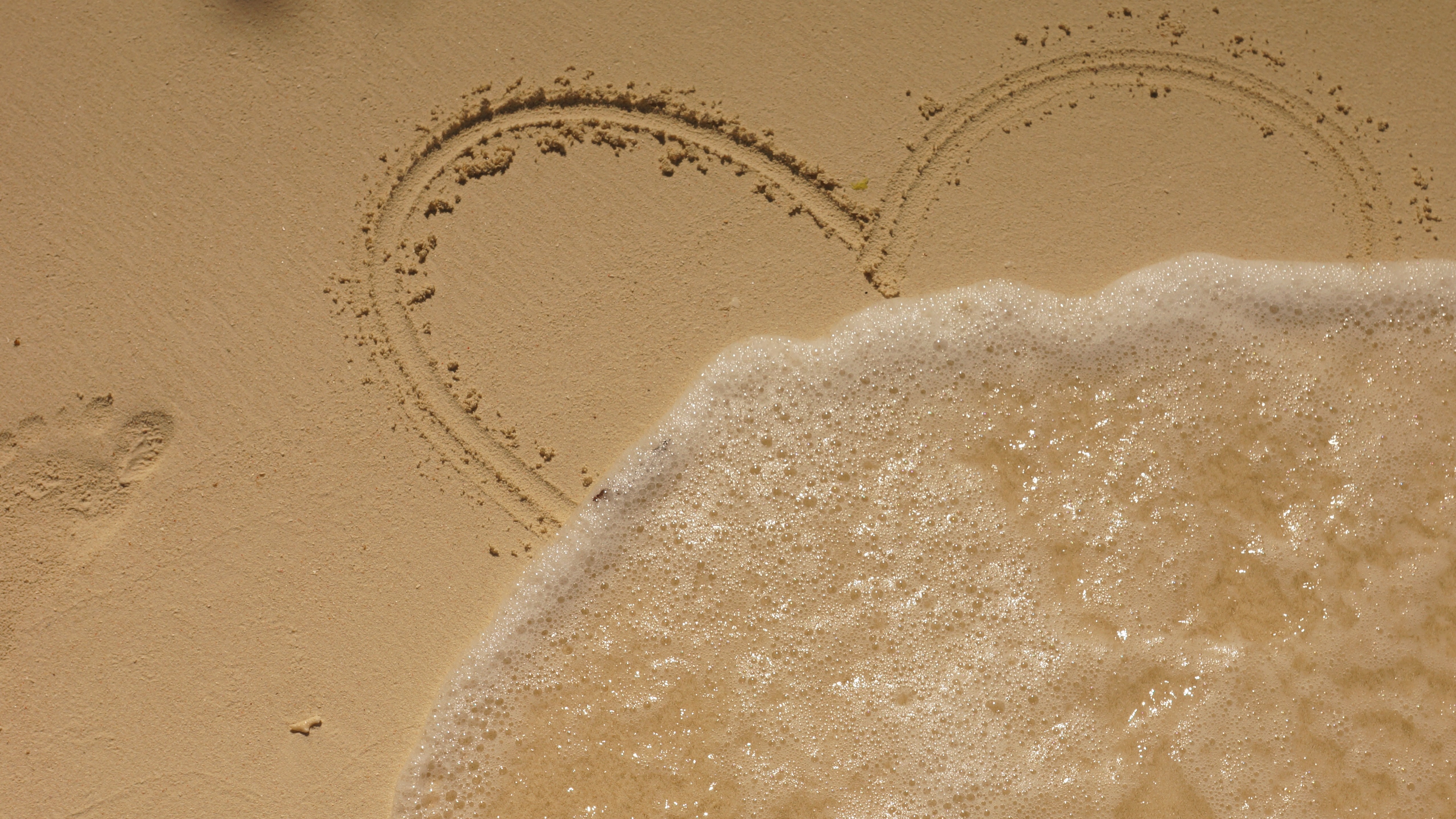 Creative Love Heart On Beach Sand 5k Wallpaper - Love , HD Wallpaper & Backgrounds