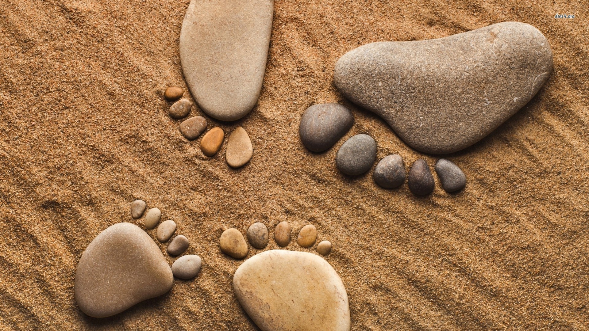 Footprints Made Of Pebbles Wallpaper - Footprints On Beach Hd , HD Wallpaper & Backgrounds