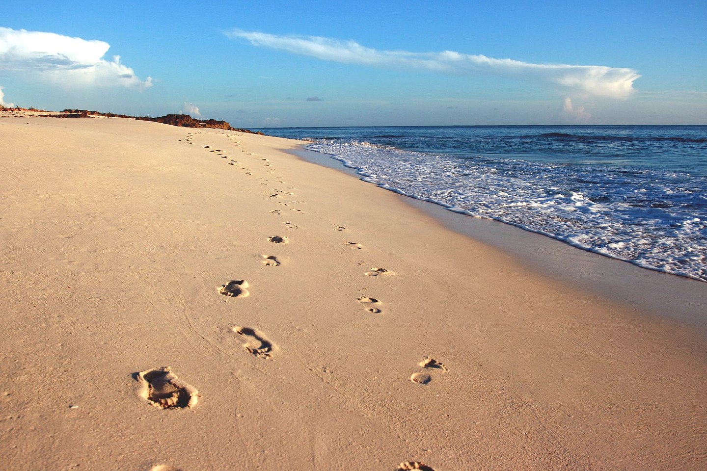 Footprint Wallpaper - Two Sets Of Footprints In Sand , HD Wallpaper & Backgrounds