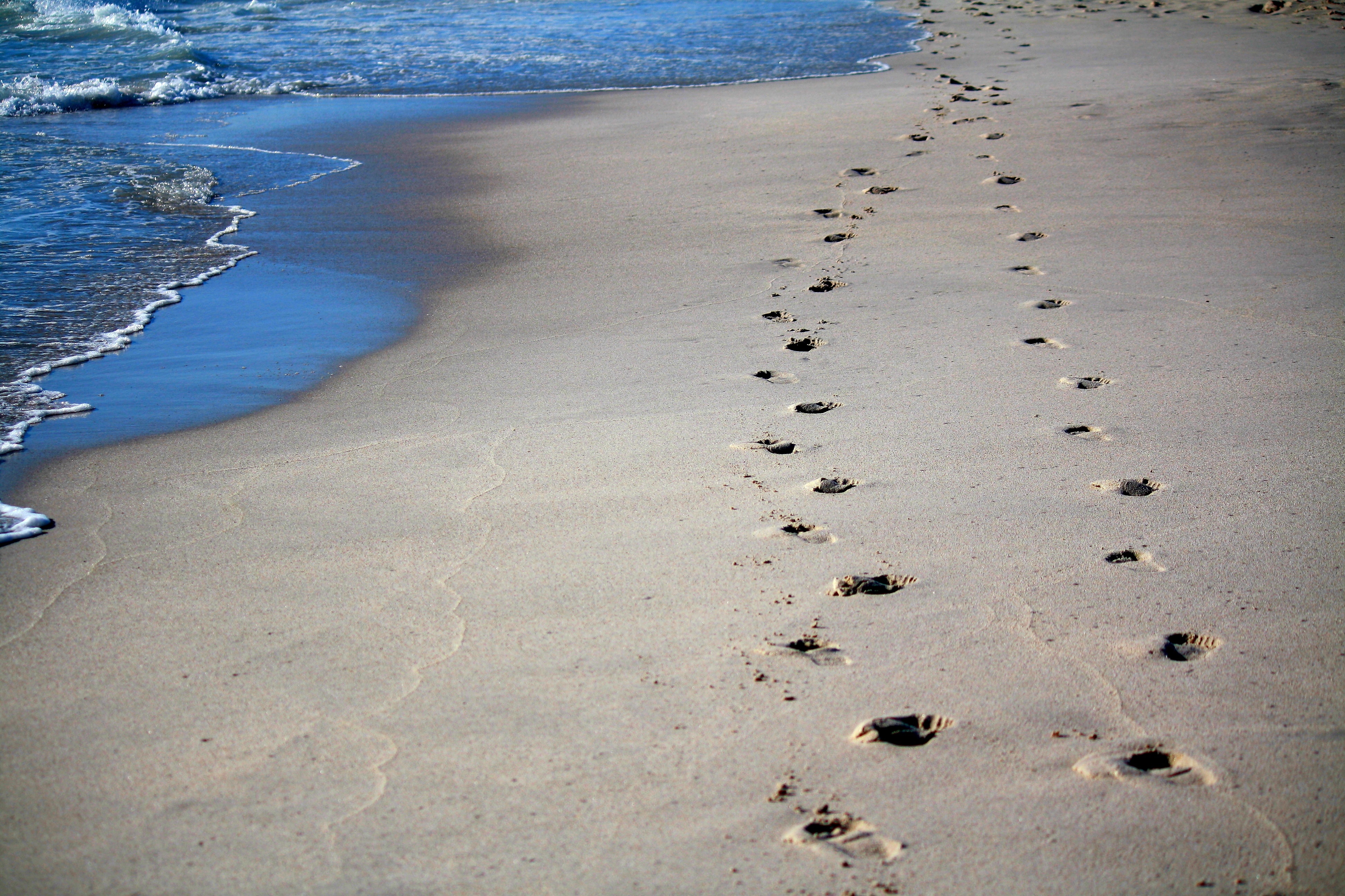 Footprints, Sand, Ocean, Sea, Beach, Water - Beach Footprints , HD Wallpaper & Backgrounds