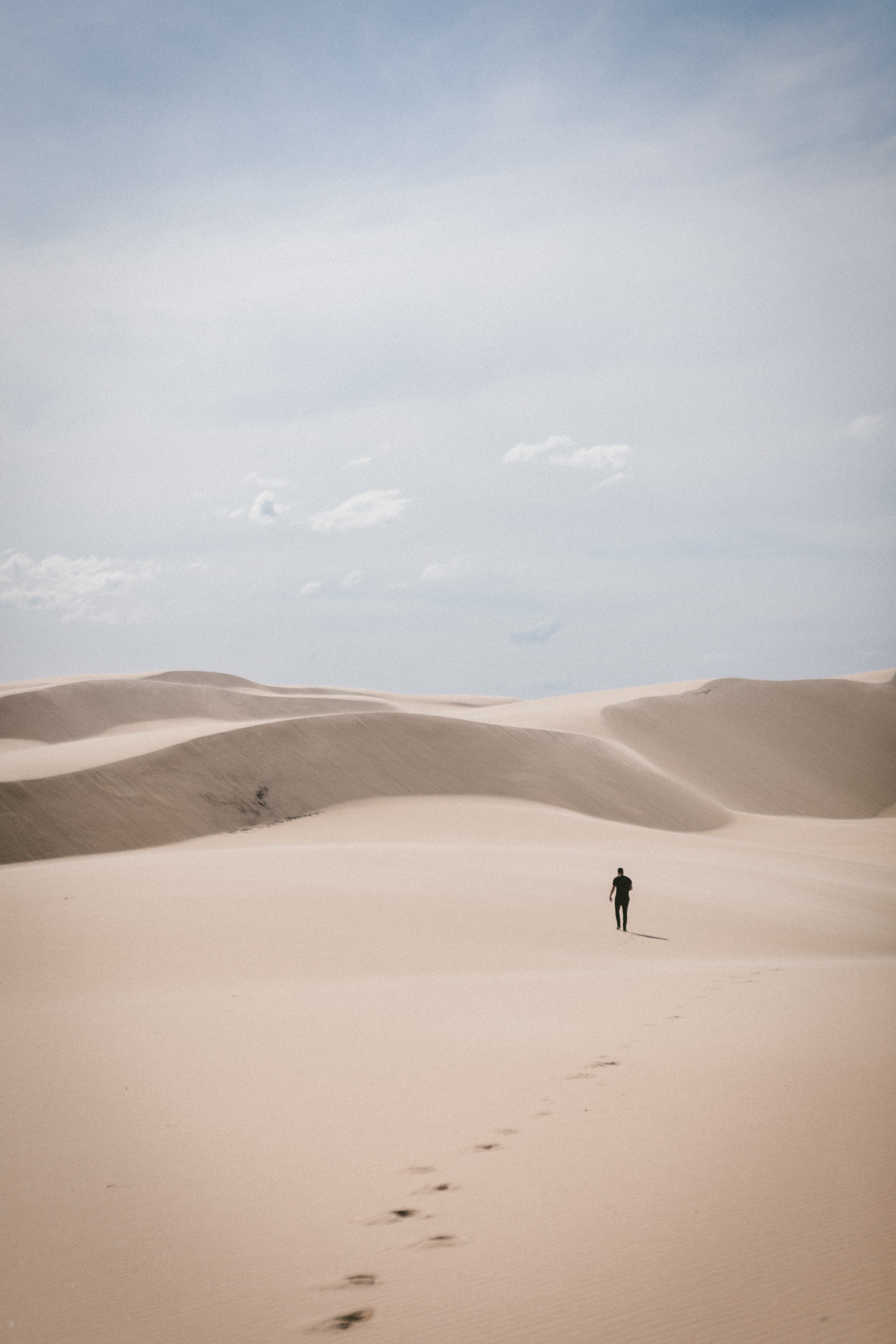 #3648x5472 Dune Sand Dune Sand And Footprint Hd Wallpaper - Lonely Man In Desert , HD Wallpaper & Backgrounds