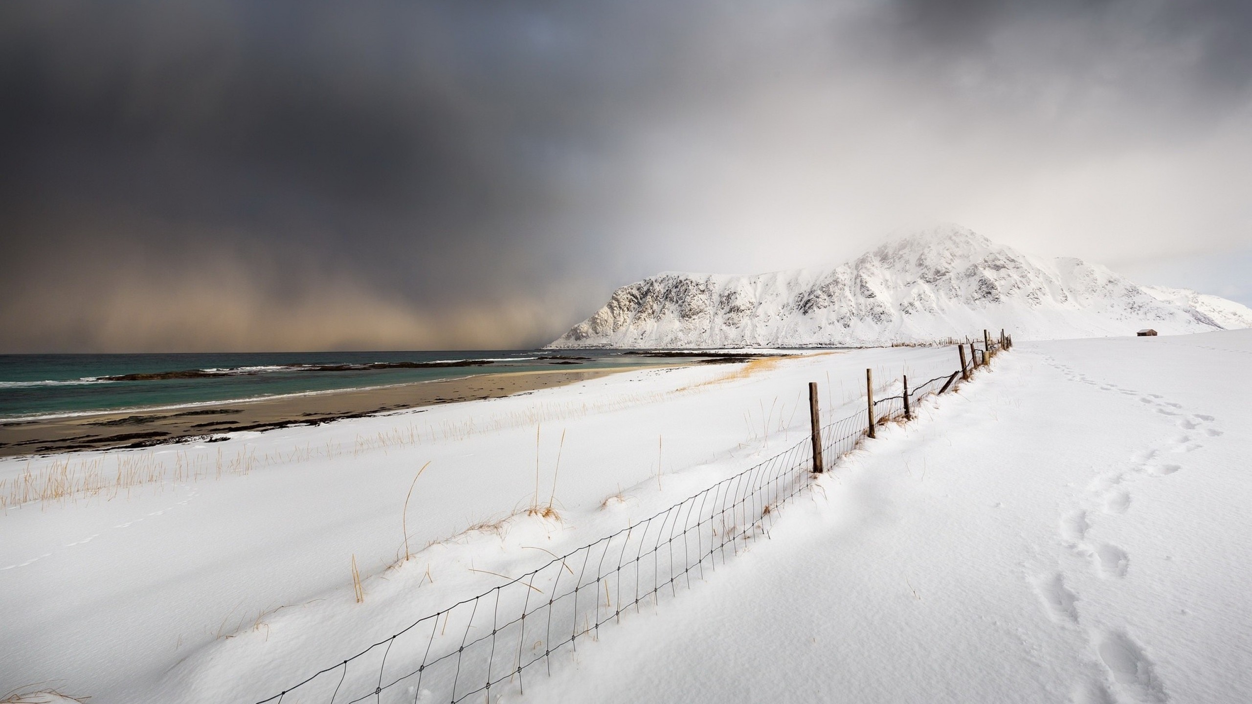 Snow, Footprint, Ocean, Dark Clouds, Mountain, Fence - Snow , HD Wallpaper & Backgrounds