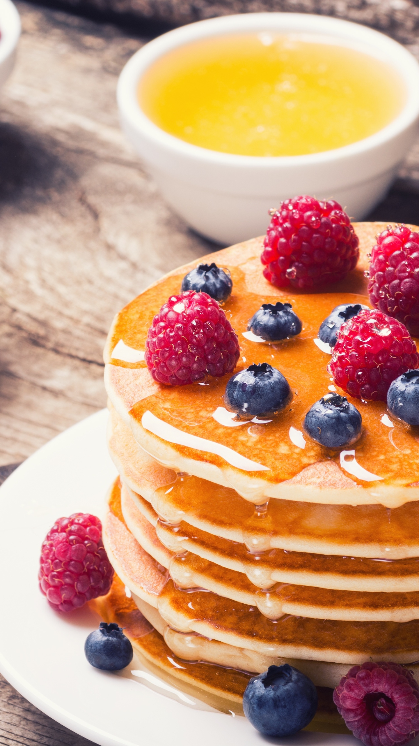 Food / Pancake Mobile Wallpaper - Pancakes With Raspberries And Blueberries , HD Wallpaper & Backgrounds