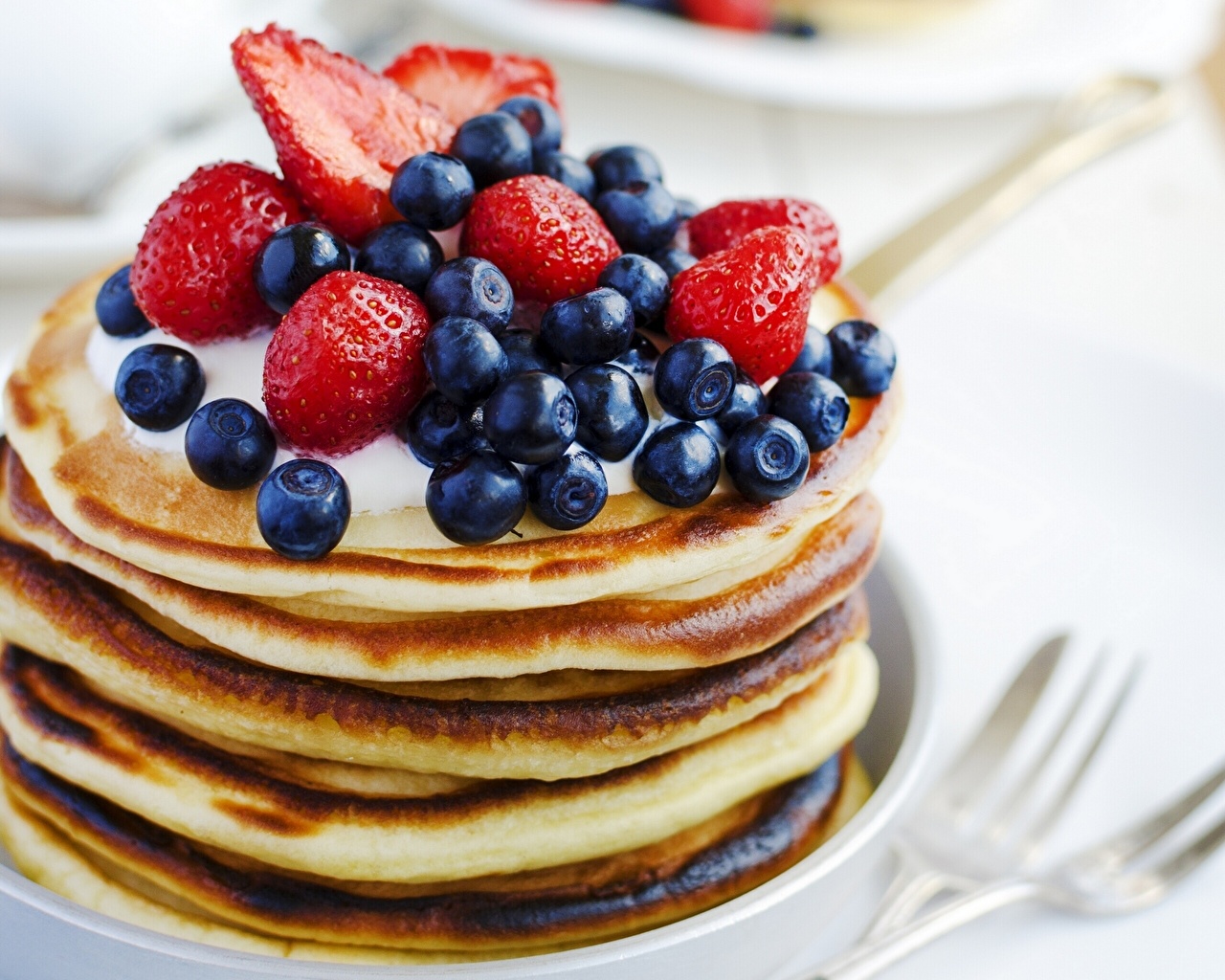 Images Pancake Strawberry Blueberries Food Closeup - Pancakes With Blueberries And Strawberries , HD Wallpaper & Backgrounds
