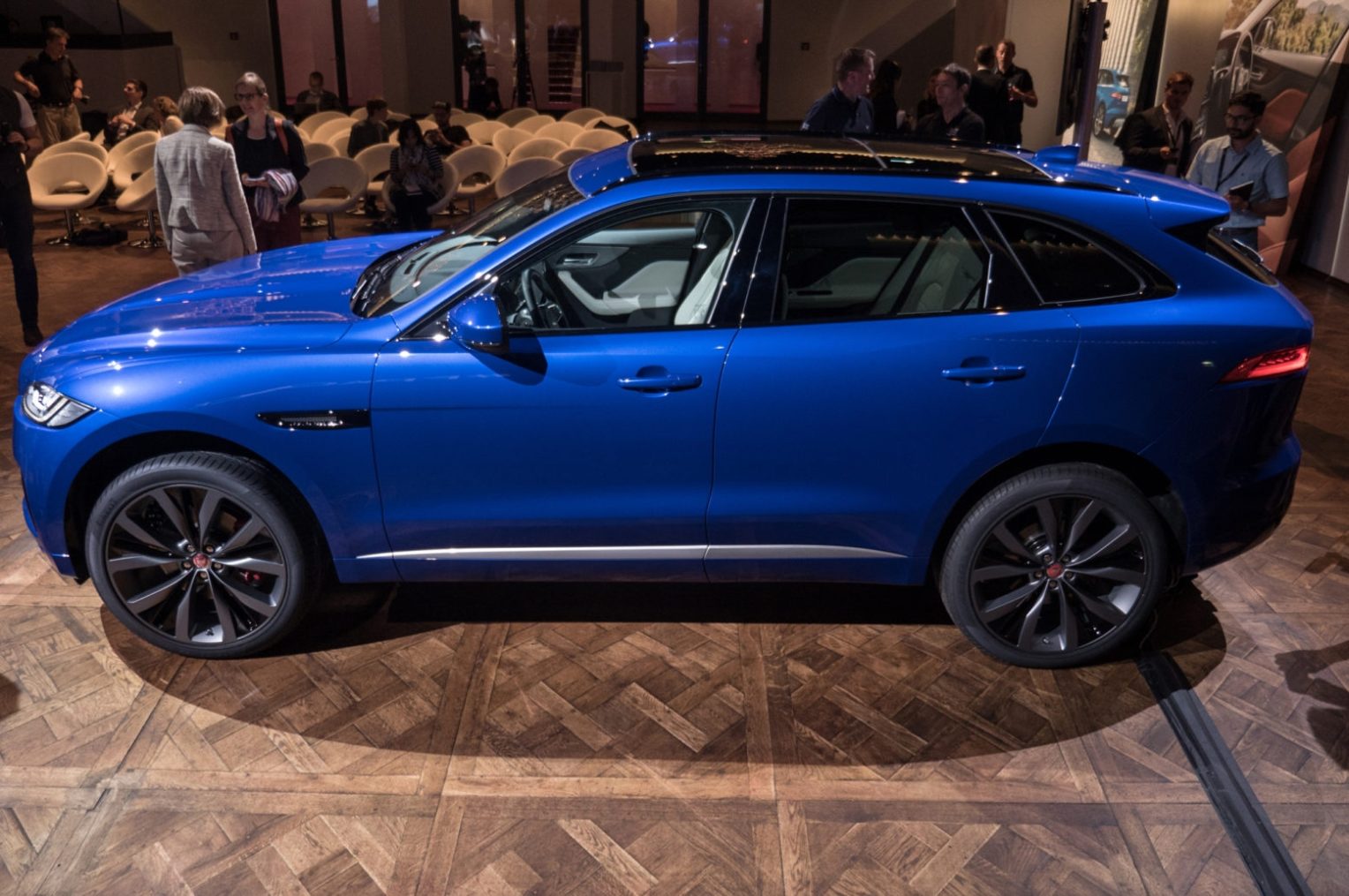 2019 Jaguar F Pace Svr Look High Resolution Wallpaper - 2017 Jaguar F Pace 35t Prestige Interior , HD Wallpaper & Backgrounds