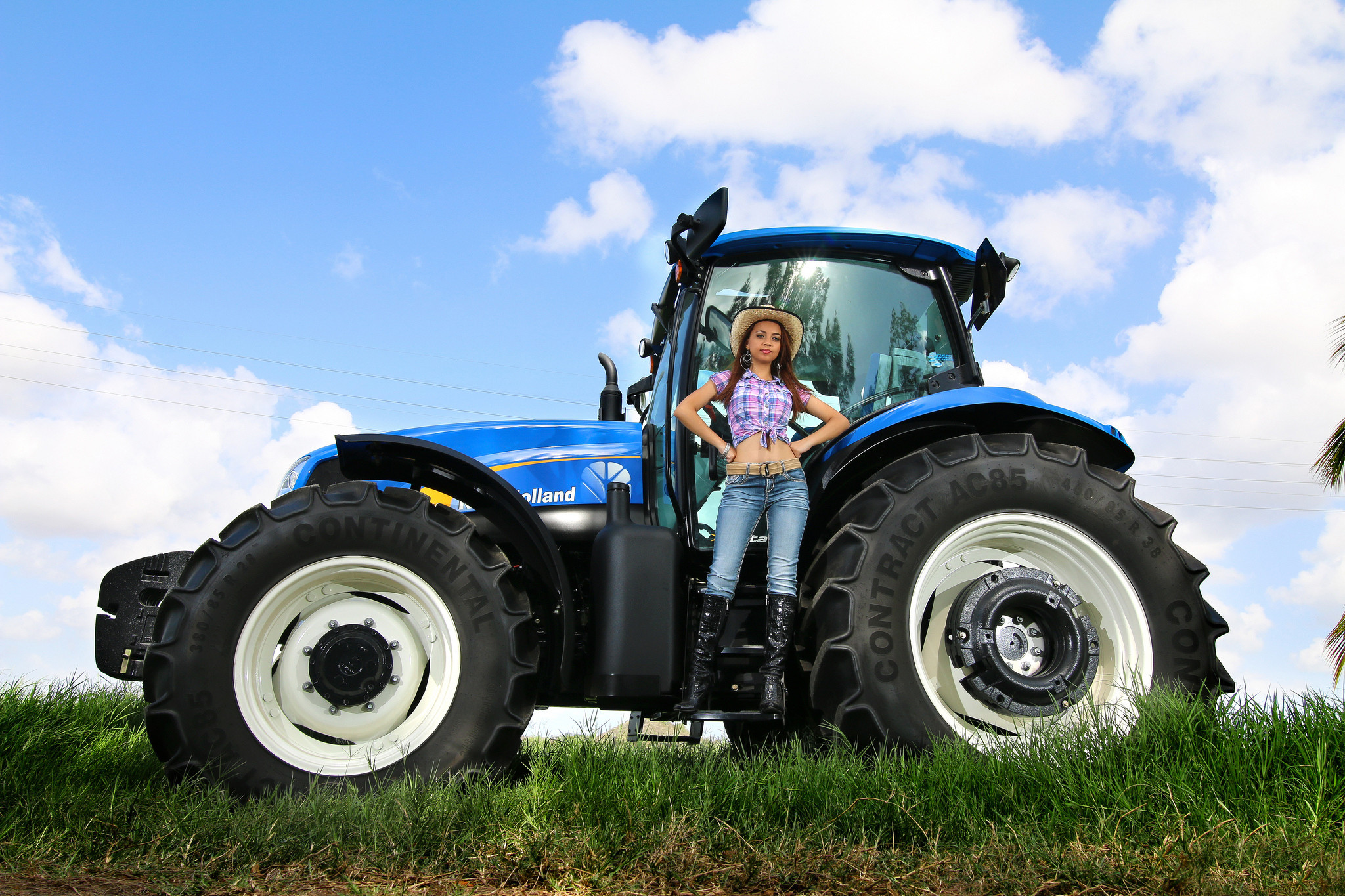 New Holland Tractor Wallpaper - New Holland Tractor Girls , HD Wallpaper & Backgrounds