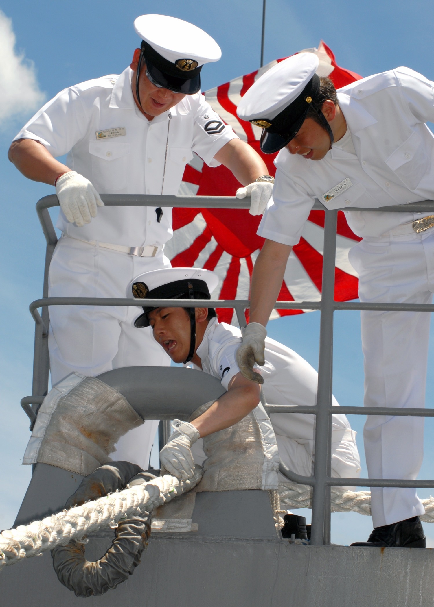 Моряки на палубе. Матросы на корабле. Военный корабль. ВМФ Японии. Военный моряк.