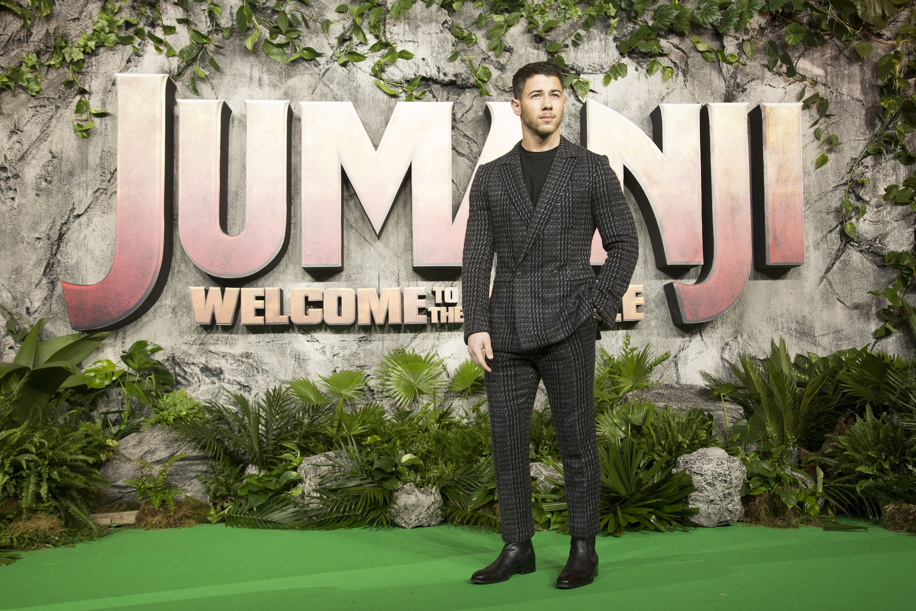 Nick Jonas Jumanji Welcome To The Jungle Movie Uk Premiere - Kevin Hart Jack Black , HD Wallpaper & Backgrounds