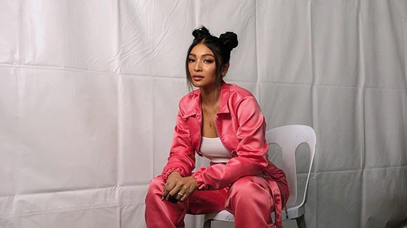 Filipina Actress And Singer Nadine Lustre Was Spotted - Sitting , HD Wallpaper & Backgrounds