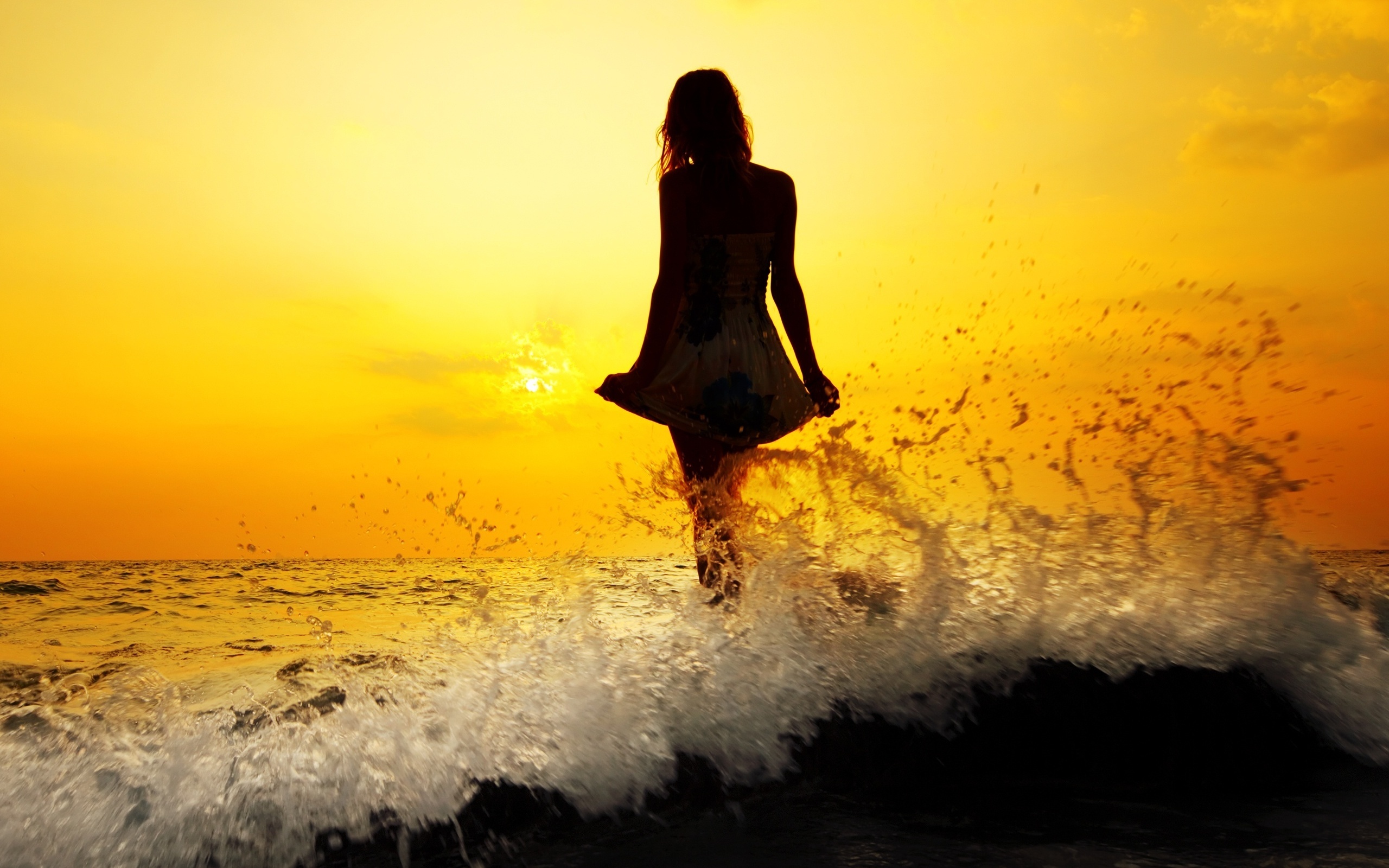 Girl Silhouette Wallpapers - Girl In The Waves , HD Wallpaper & Backgrounds