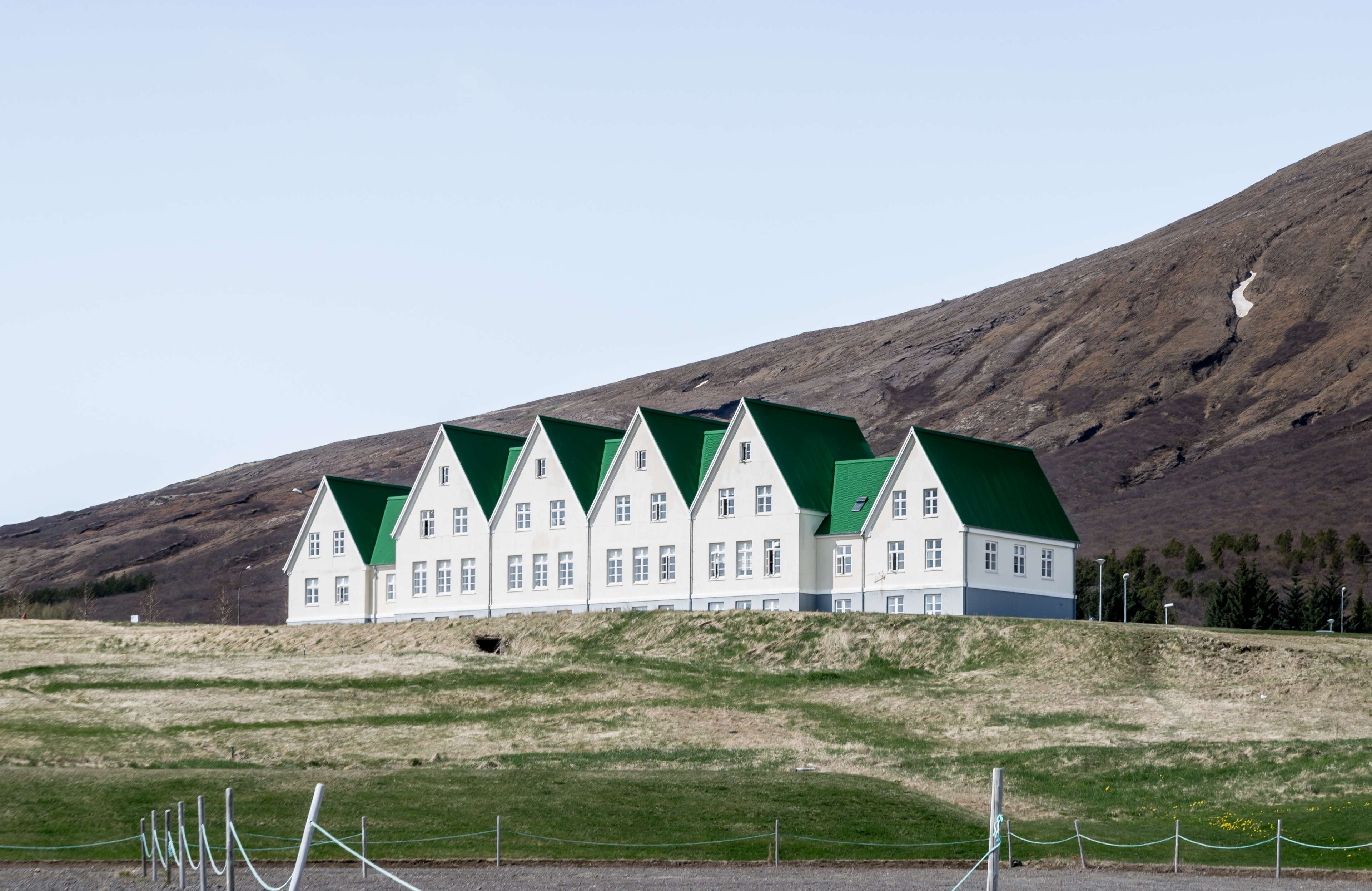 Blue Sky, Green, Green Roof, Hill, Hills, Houses, Iceland, - Barn , HD Wallpaper & Backgrounds
