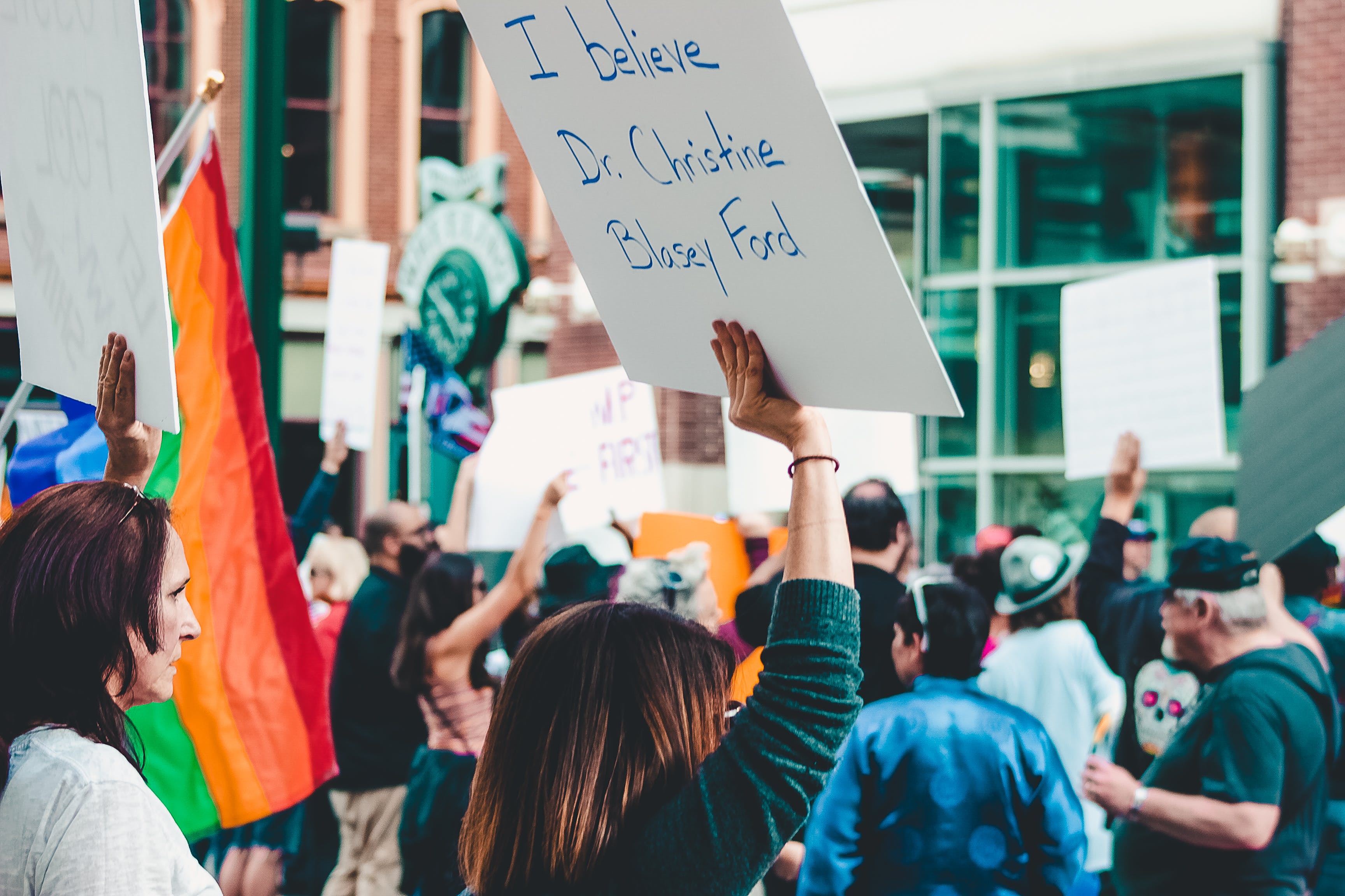 Woman Holding Poster - Crowd , HD Wallpaper & Backgrounds