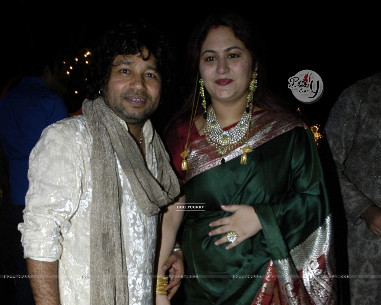 Singer Kailash Kher With His Wife Celebrating Their - Decoration , HD Wallpaper & Backgrounds